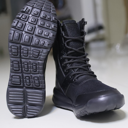 Schwarze knöchelhohe Schnürstiefel mit Profilsohle und Mesh-Einsätzen