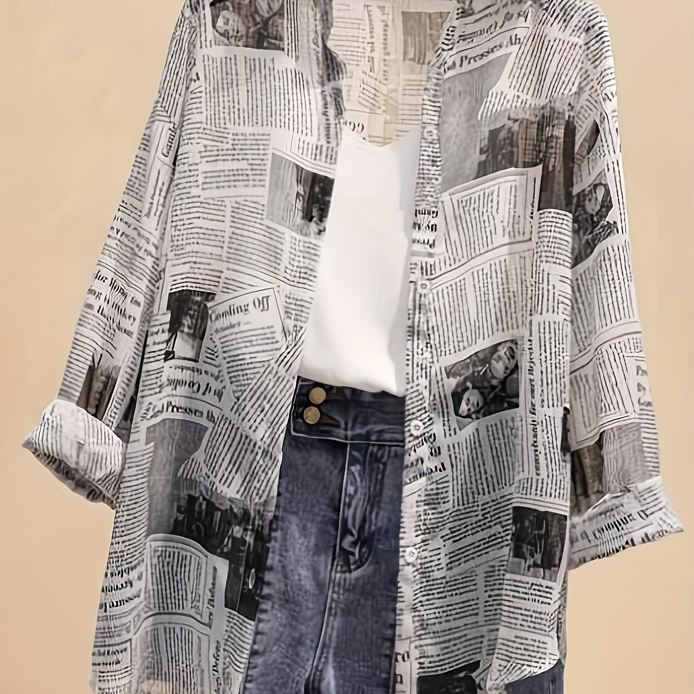 Damen Oversize Hemd mit Zeitungsdruck und High-Waist Denim Shorts – Modisches Freizeit-Outfit