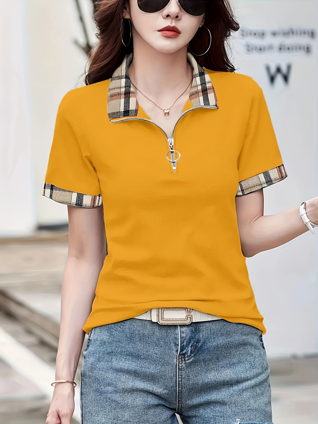 Damen Casual Poloshirt mit Reißverschlusskragen und Karodetails – Modisches Freizeitshirt für Alltag und Ausgehen