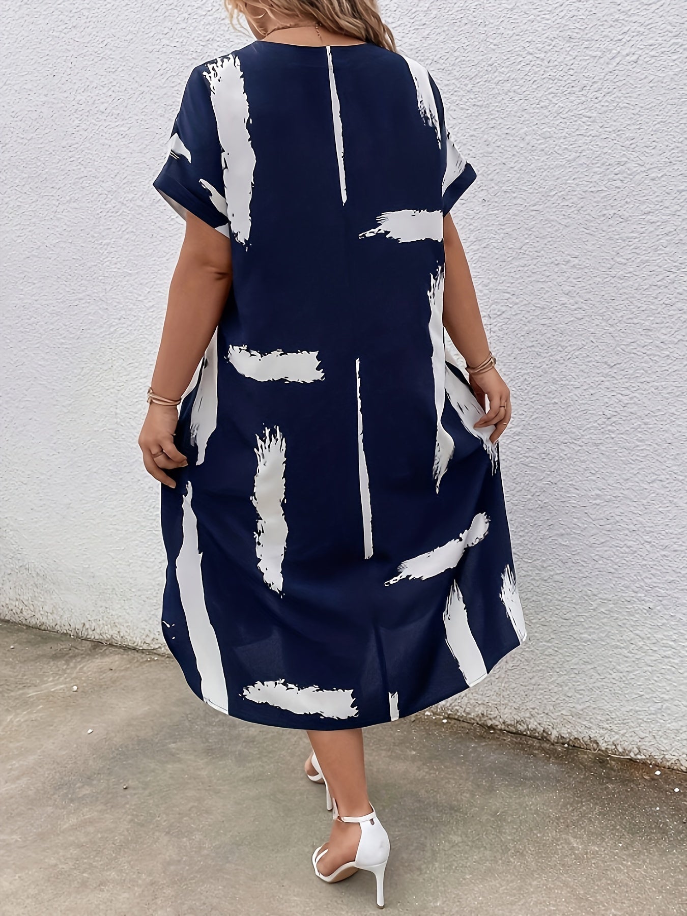 Damen Tunika Kleid im lockeren Oversize-Stil – Modernes Freizeitkleid mit V-Ausschnitt und Pinselstrich-Print