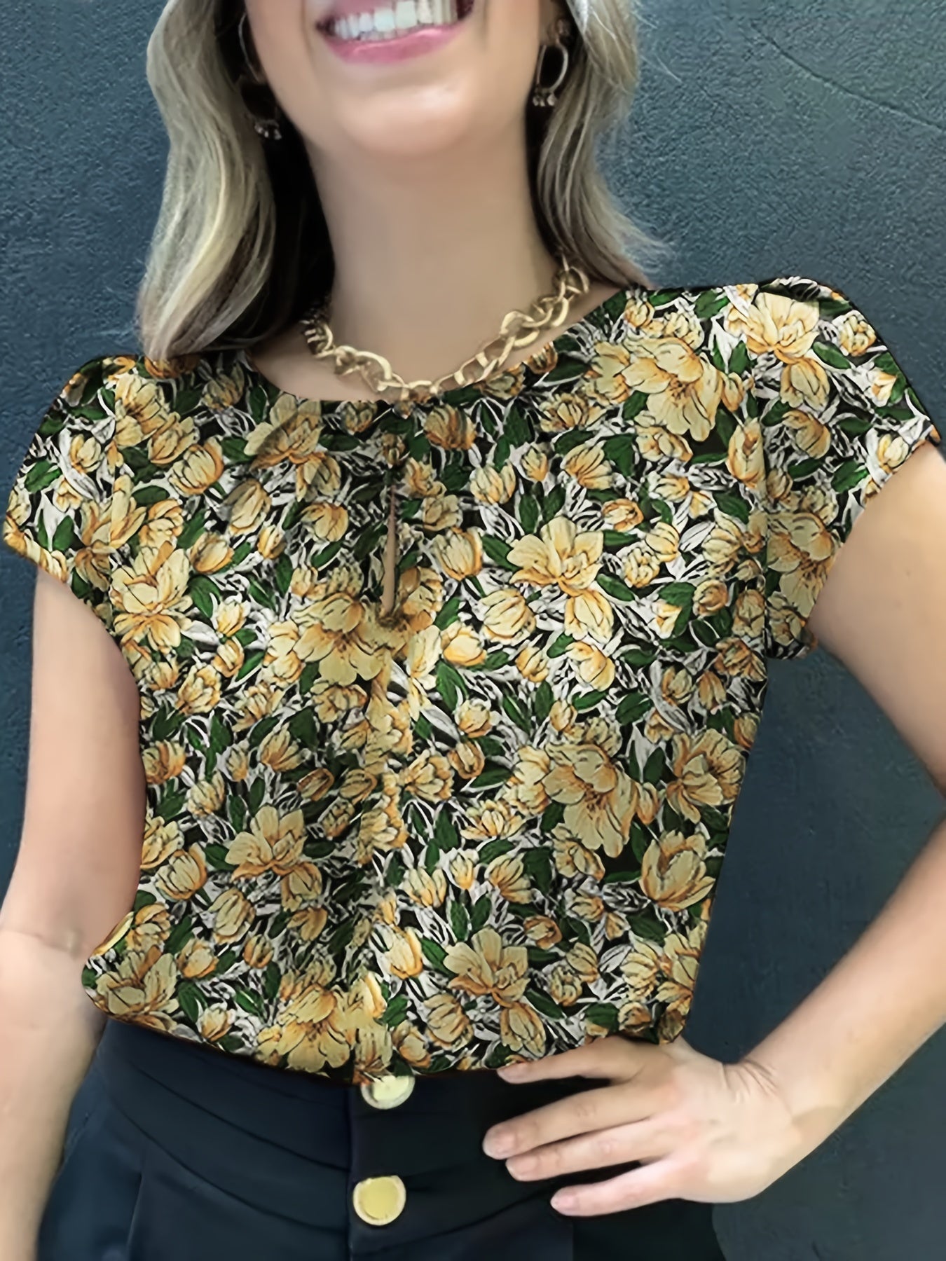Damen Bluse mit Blumenmuster und Raffungen – Kurzarm, elegant, vielseitig für Büro & Freizeit