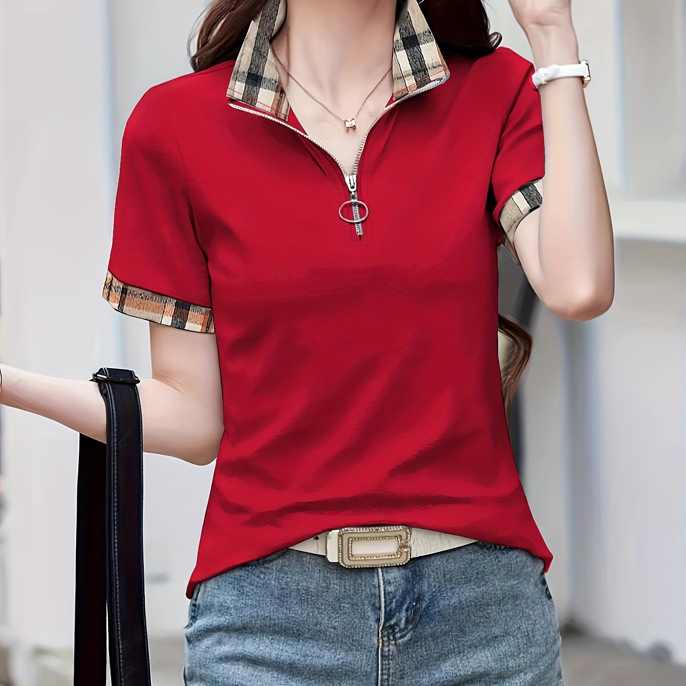 Damen Casual Poloshirt mit Reißverschlusskragen und Karodetails – Modisches Freizeitshirt für Alltag und Ausgehen