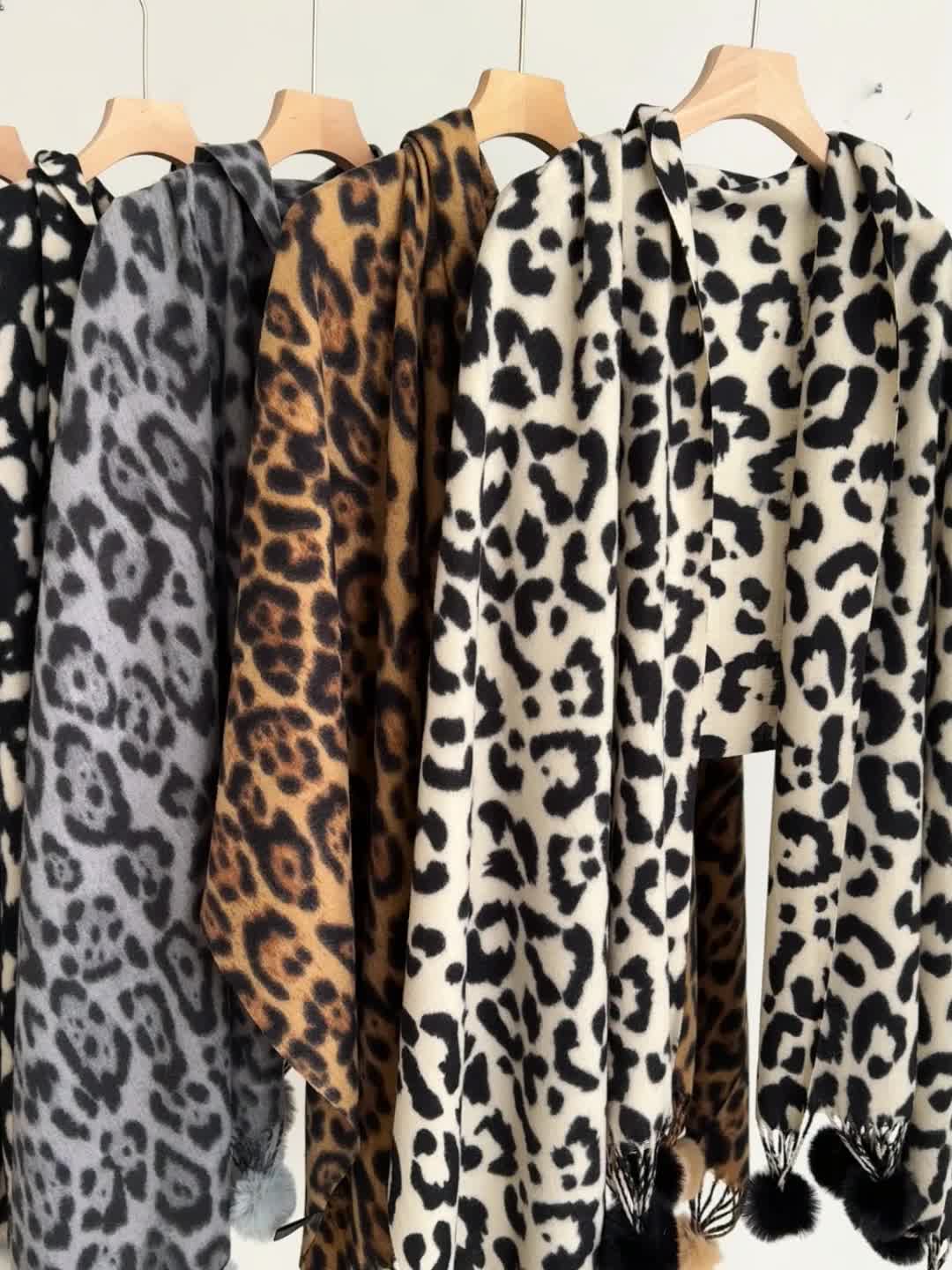 Damen Schal mit Leopardenmuster und Bommeln Weiches Material Animal Print Warmer Umhang