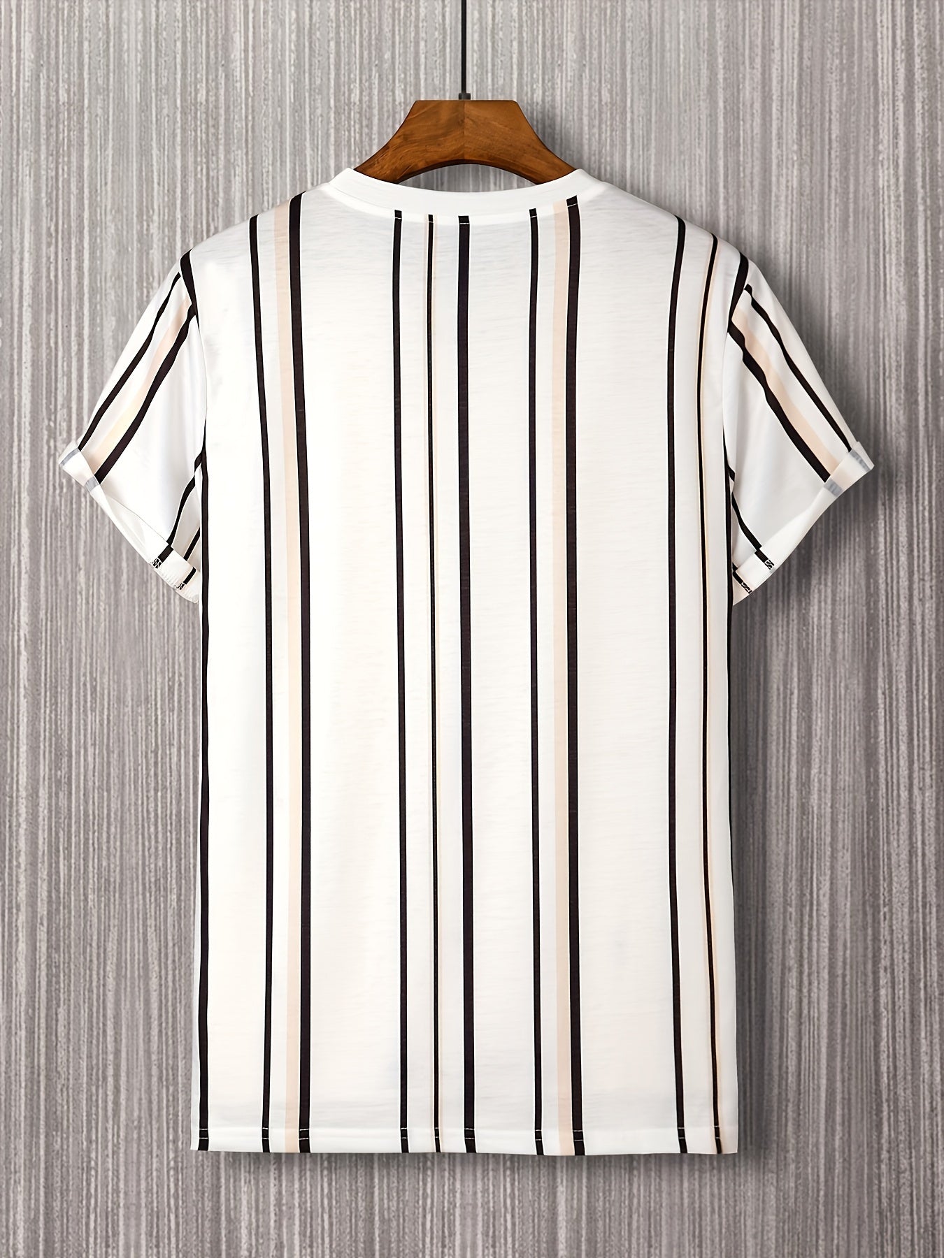 Herren T-Shirt mit vertikalem Streifenmuster und modernem Grafik-Print – Trendiges Freizeitshirt für Alltag und Ausgehen