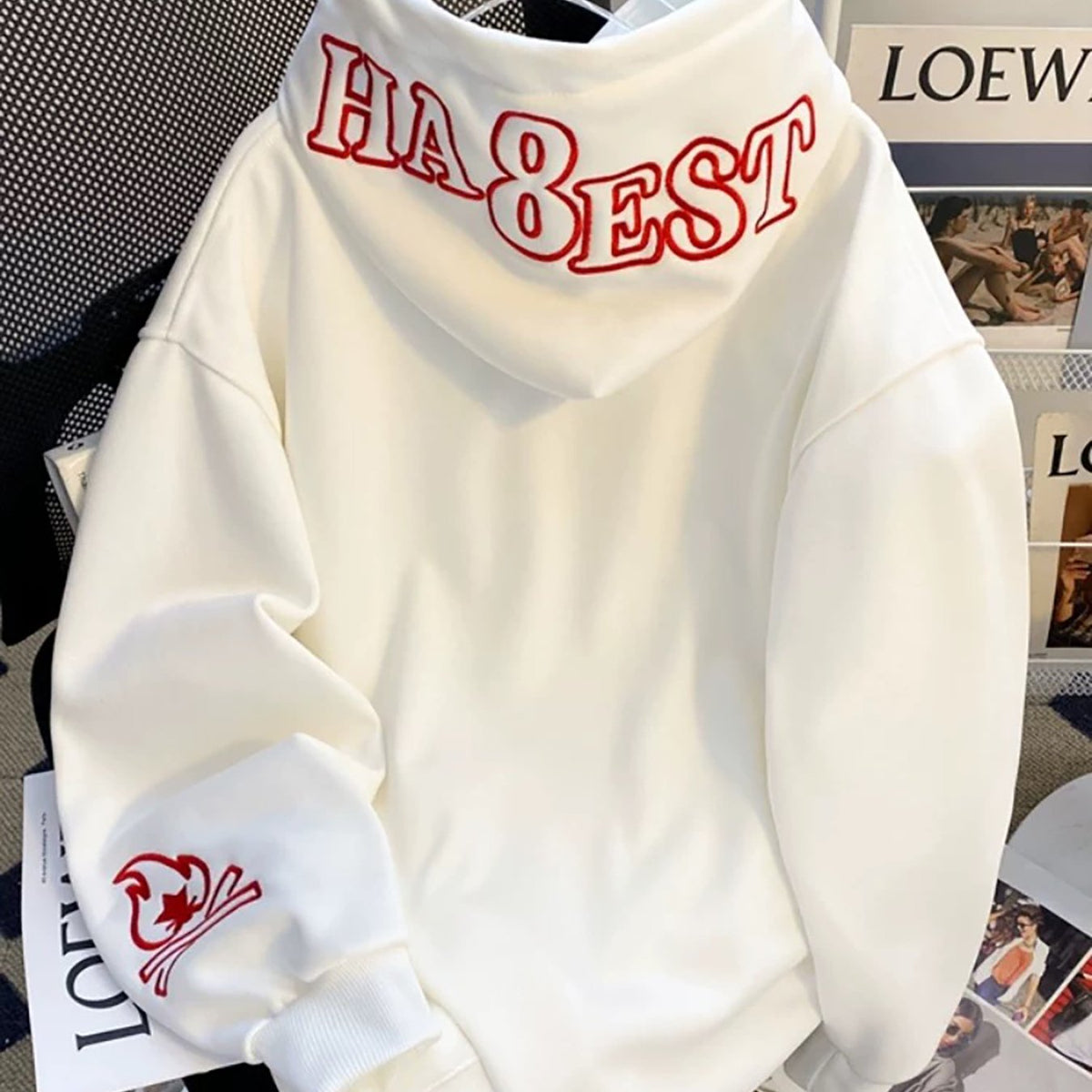 Weißer Hoodie mit rotem Schriftzug und Motiv