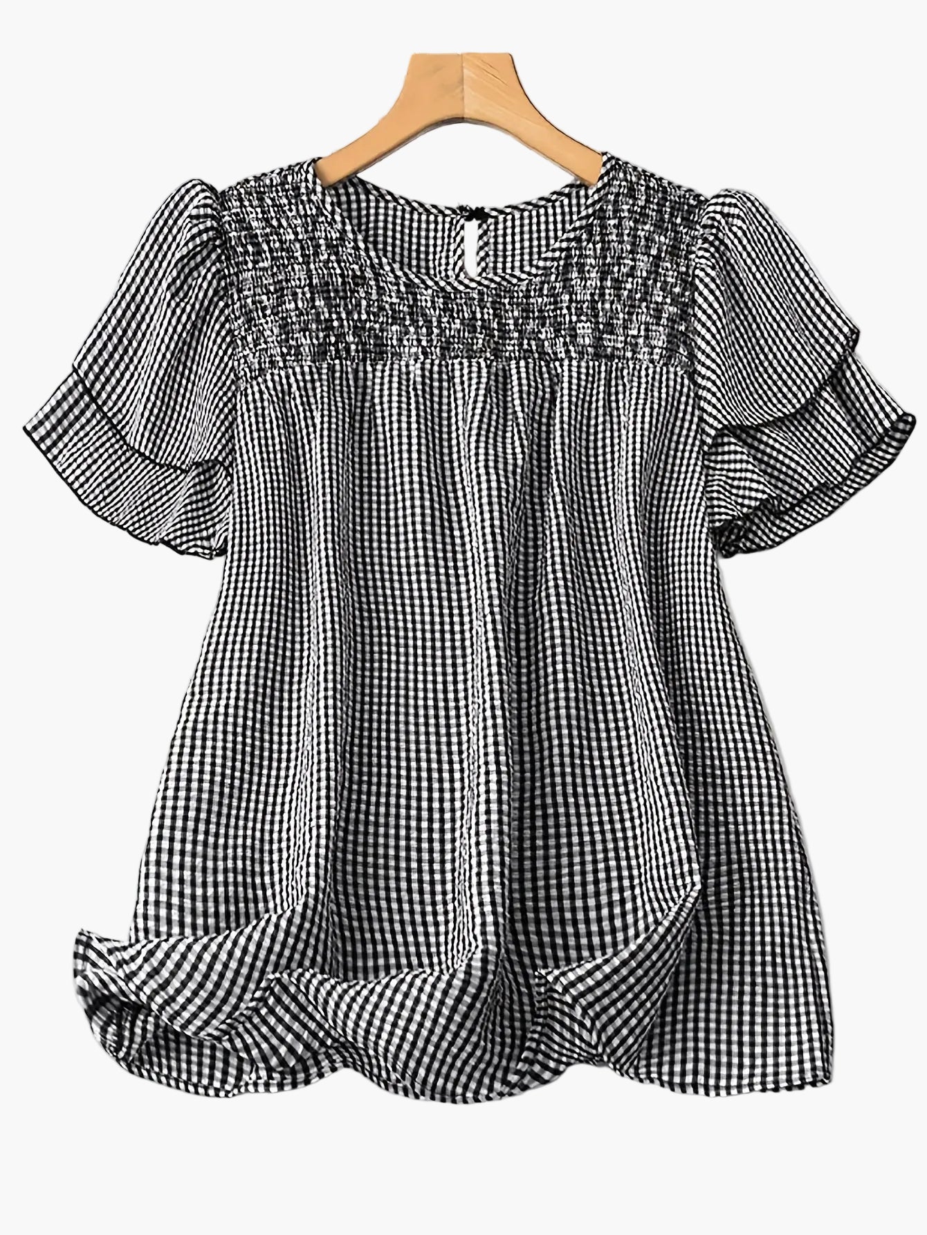 Damen Casual Bluse mit Karomuster und Jeansshorts – Stilvolles Sommer-Outfit für Garten und Freizeit