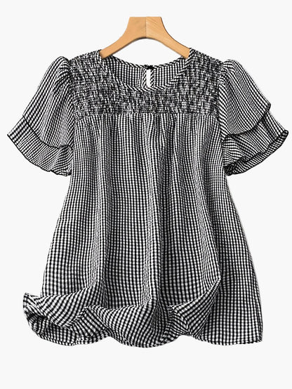 Damen Casual Bluse mit Karomuster und Jeansshorts – Stilvolles Sommer-Outfit für Garten und Freizeit