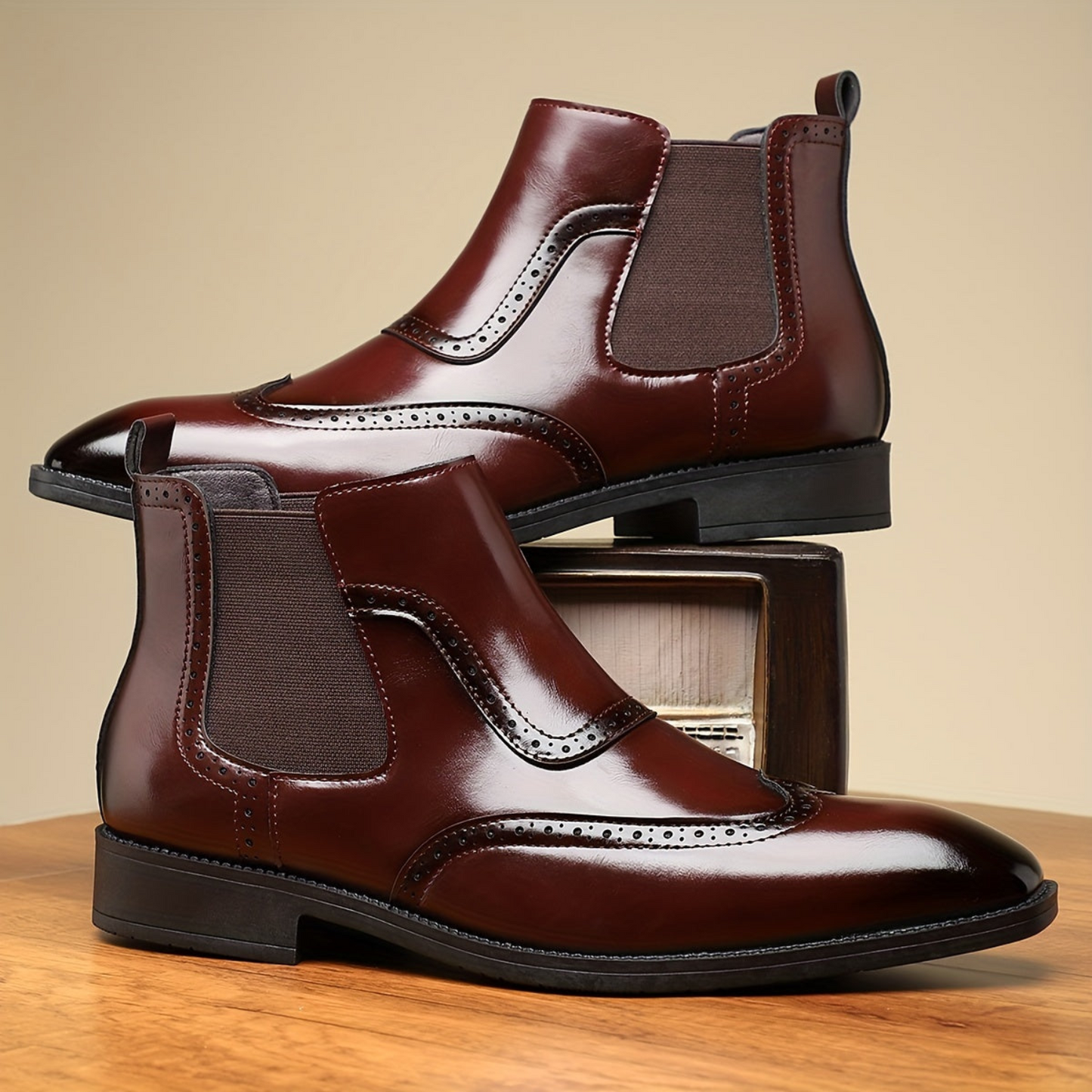 Herren Chelsea Boots mit Brogue-Details in glänzender Optik