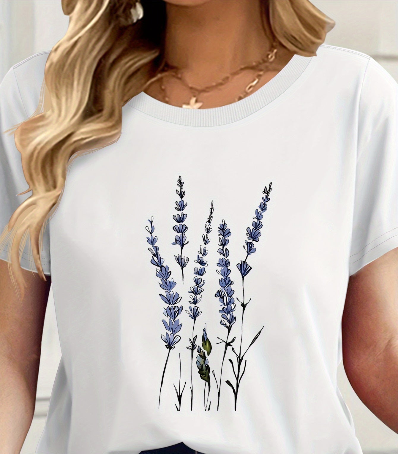 Damen T-Shirt mit Lavendel-Blumenprint – Künstlerisches Freizeitshirt für Alltag und besondere Anlässe