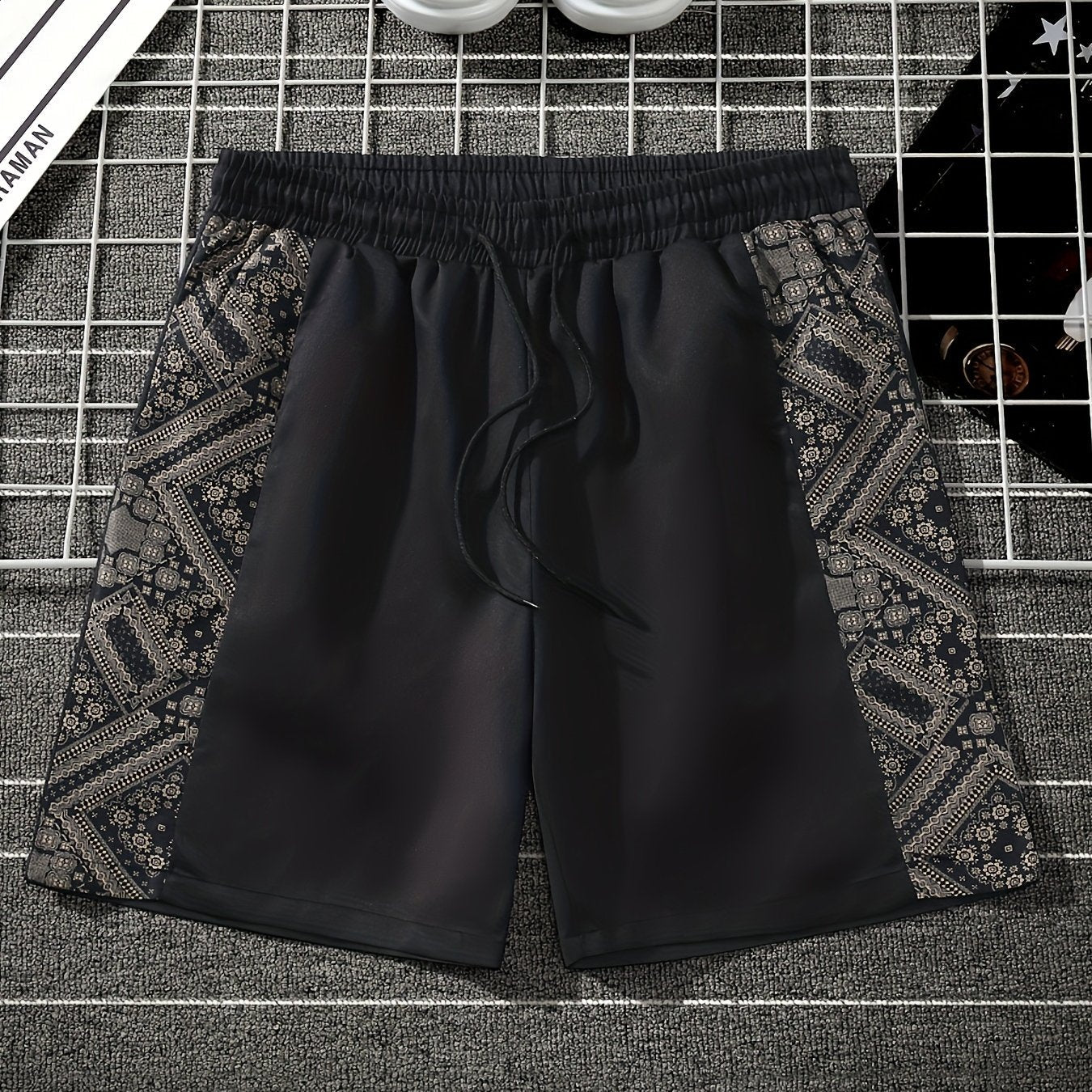 Herren Streetwear Shorts mit Ornamentmuster und grafischen Seiteneinsätzen – Modern Freizeit