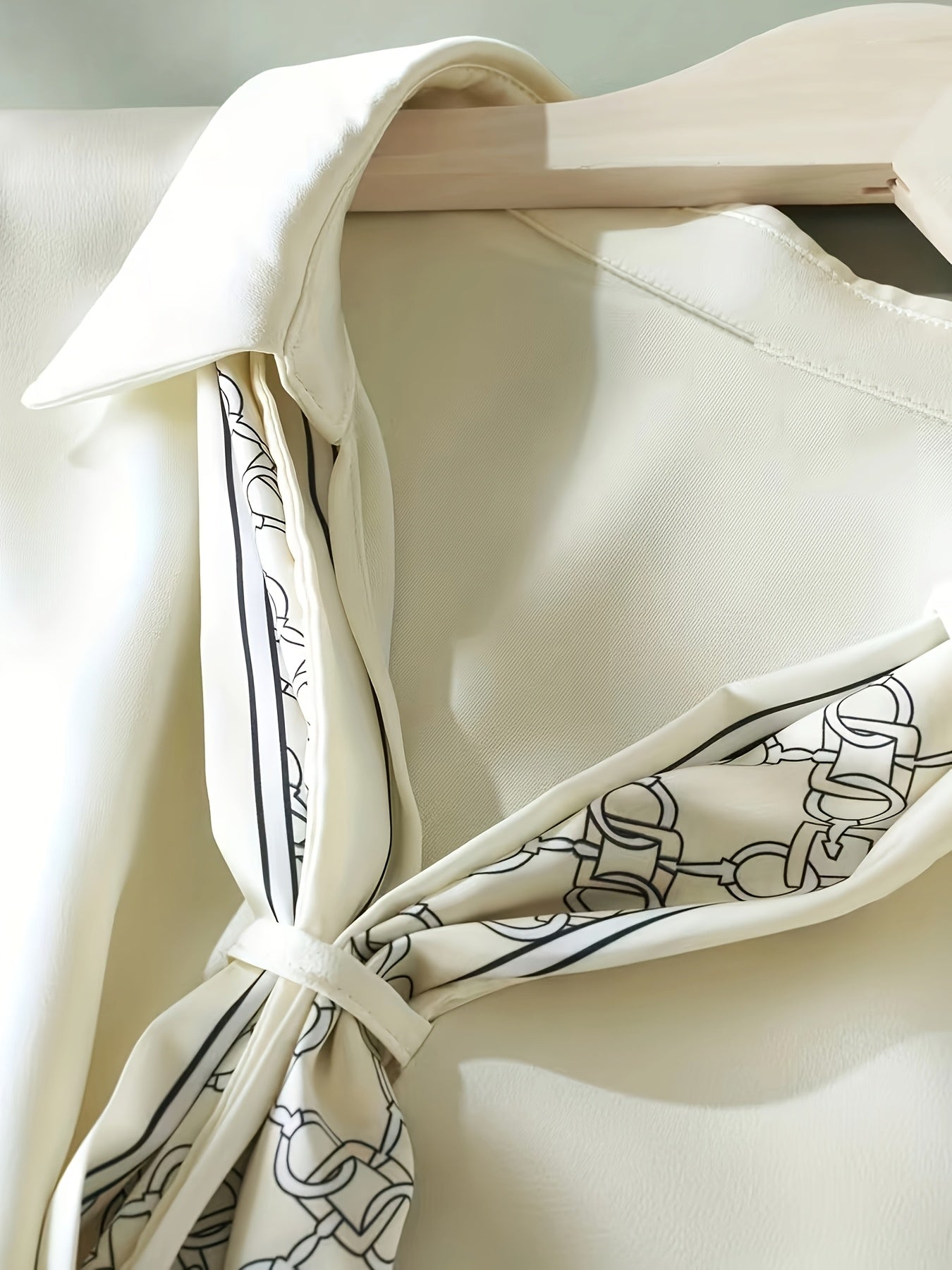 Damen Bluse mit Kurzarm und dekorativem Halstuch – Eleganter Business- und Freizeitstil