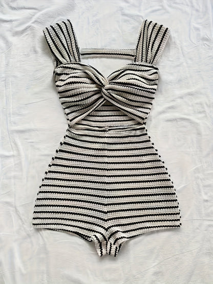 Damen Strick-Overall mit Streifen und Twist-Front – Einteiler Retro Style für Freizeit & Urlaub