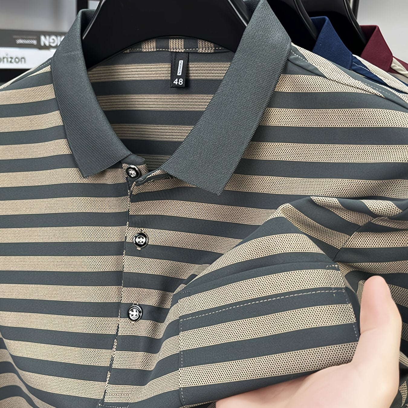Herren Polohemd mit Streifenmuster und Brusttasche – Klassisch, Elegant, Vielseitig