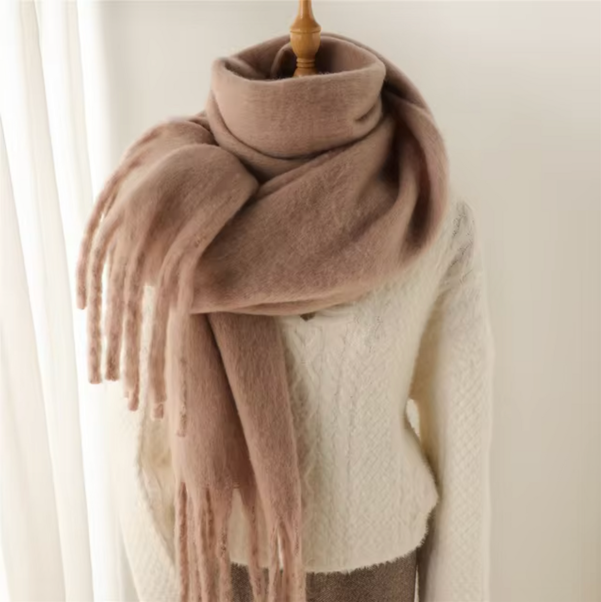 Weicher Winterschal mit Fransen und Zopfmuster-Finish