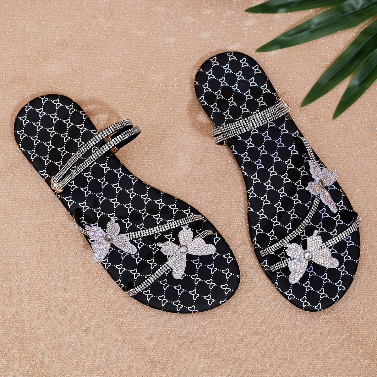 Damen Sandalen mit Schmetterlingsapplikation und Strass – Flache Riemchensandalen für festliche Anlässe und Alltag