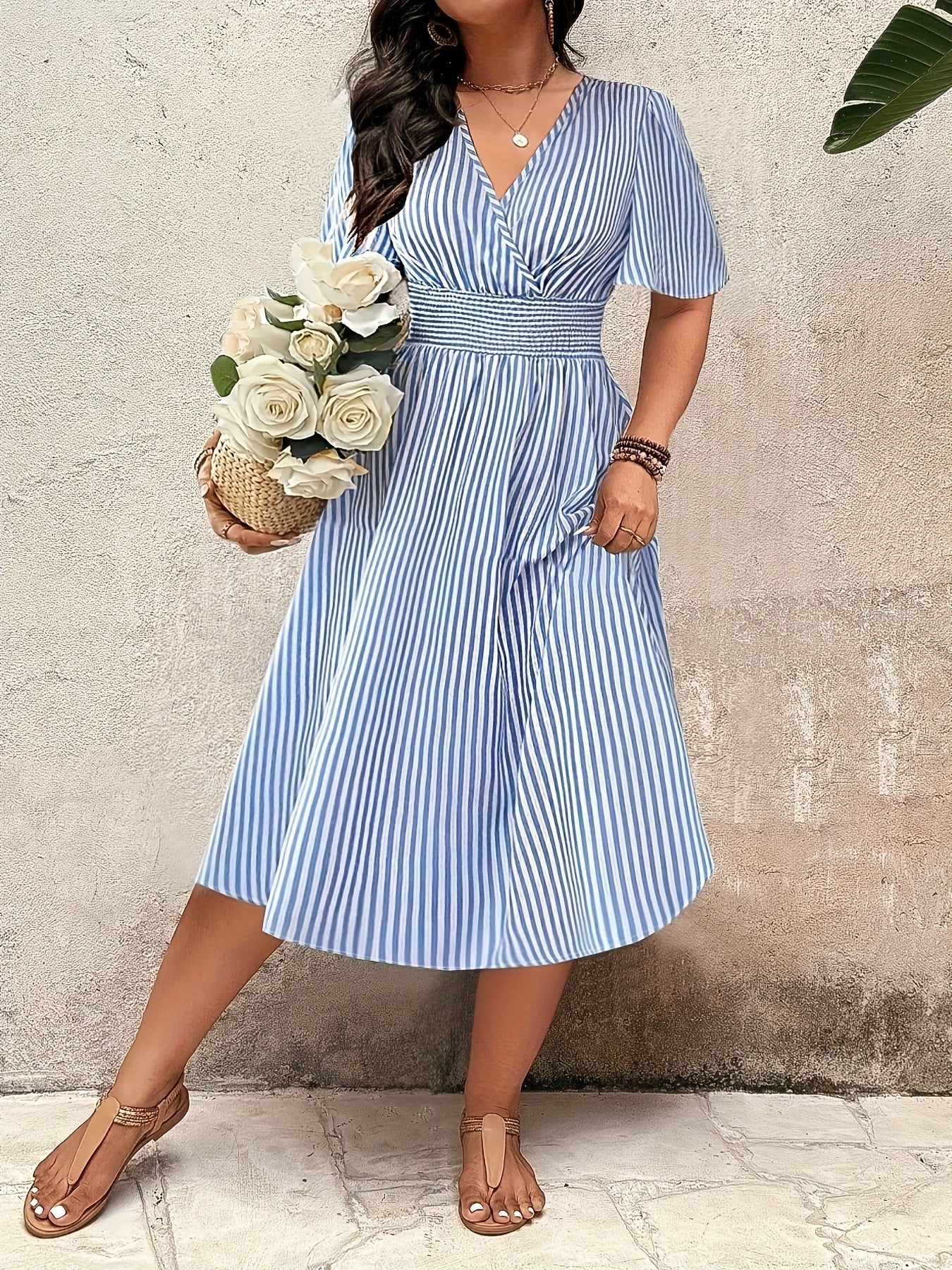 Damen Elegantes Streifenkleid mit Wickeloptik und Sommer-Flair – Perfekt für festliche Anlässe oder Alltag