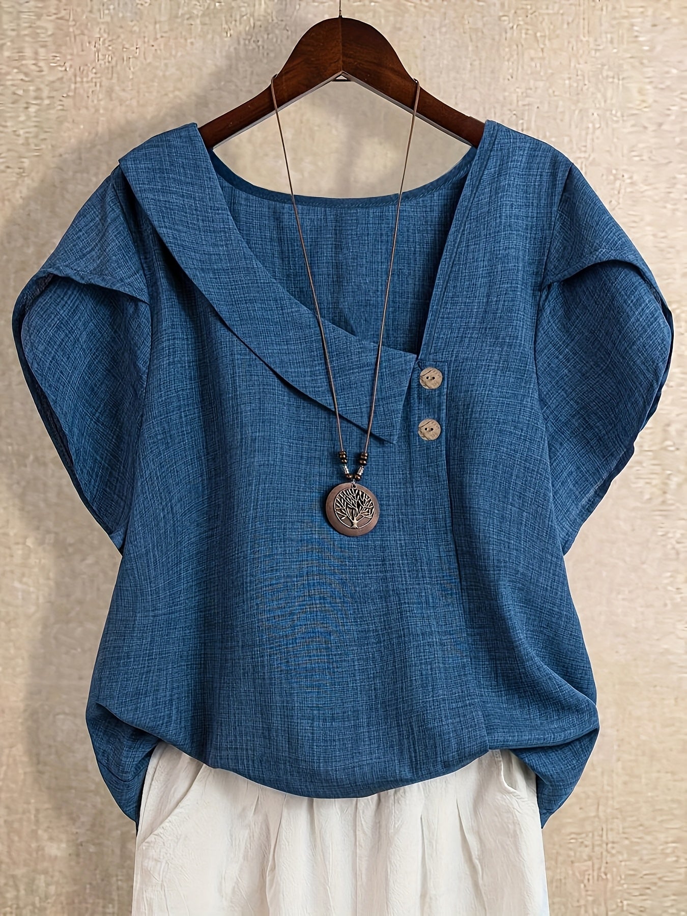 Damen Tunika Bluse mit asymmetrischem Ausschnitt und Knopfdetail – Künstlerischer Casual Look