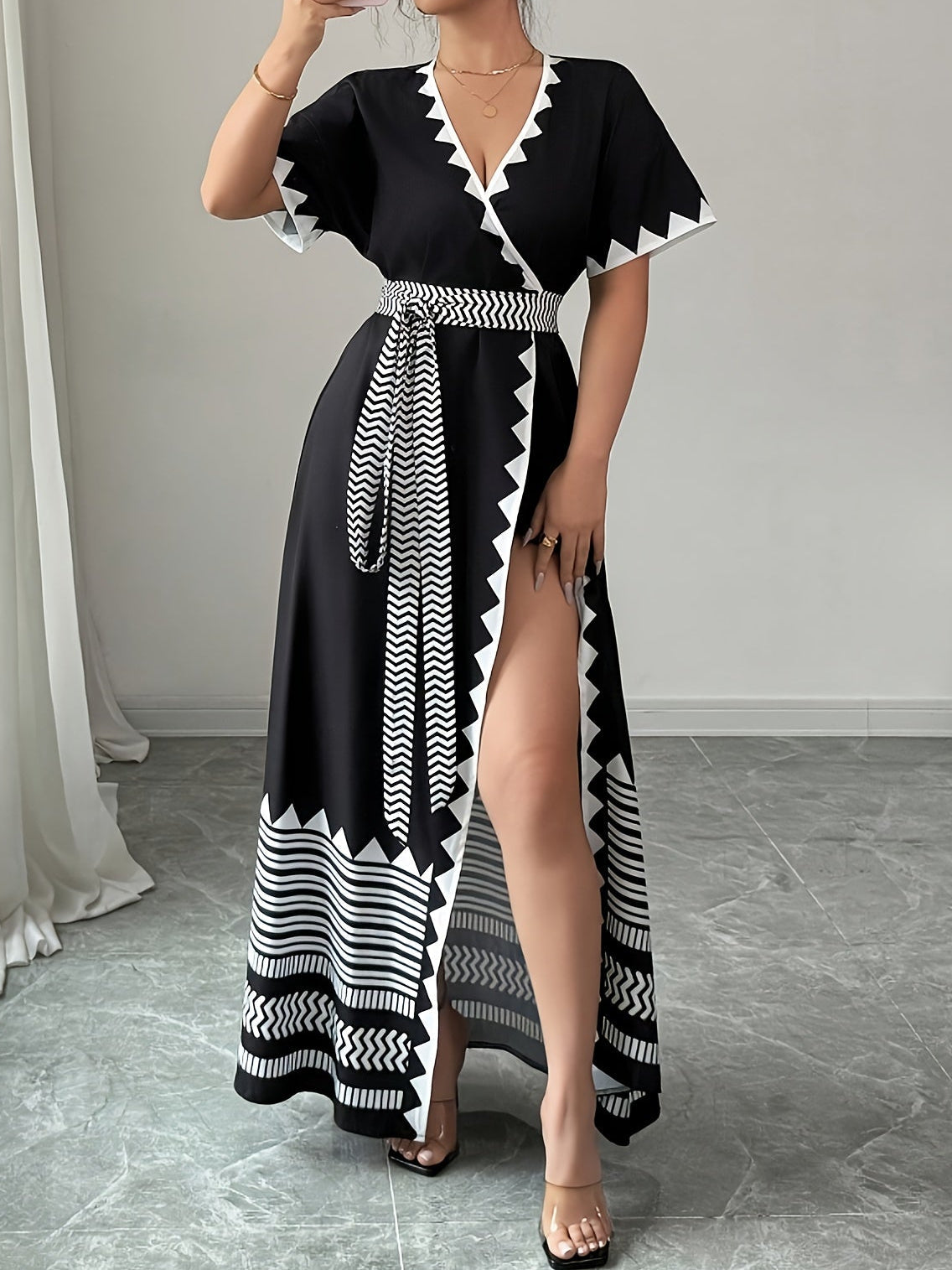 Damen Maxi Wickelkleid mit grafischem Muster und Bindegürtel – Eleganter Look für besondere Anlässe