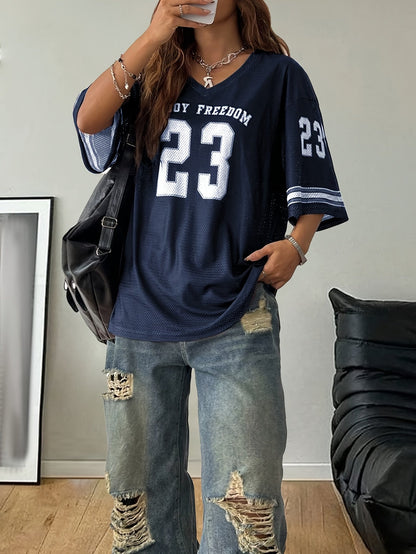 Damen Streetwear Oversize Football Jersey mit Nummer 23 und Distressed Jeans – Lässiger Urban Look