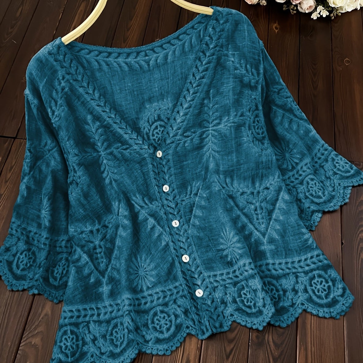 Damen Bluse mit Stickerei und V-Ausschnitt, 3/4-Ärmel, Knopfleiste