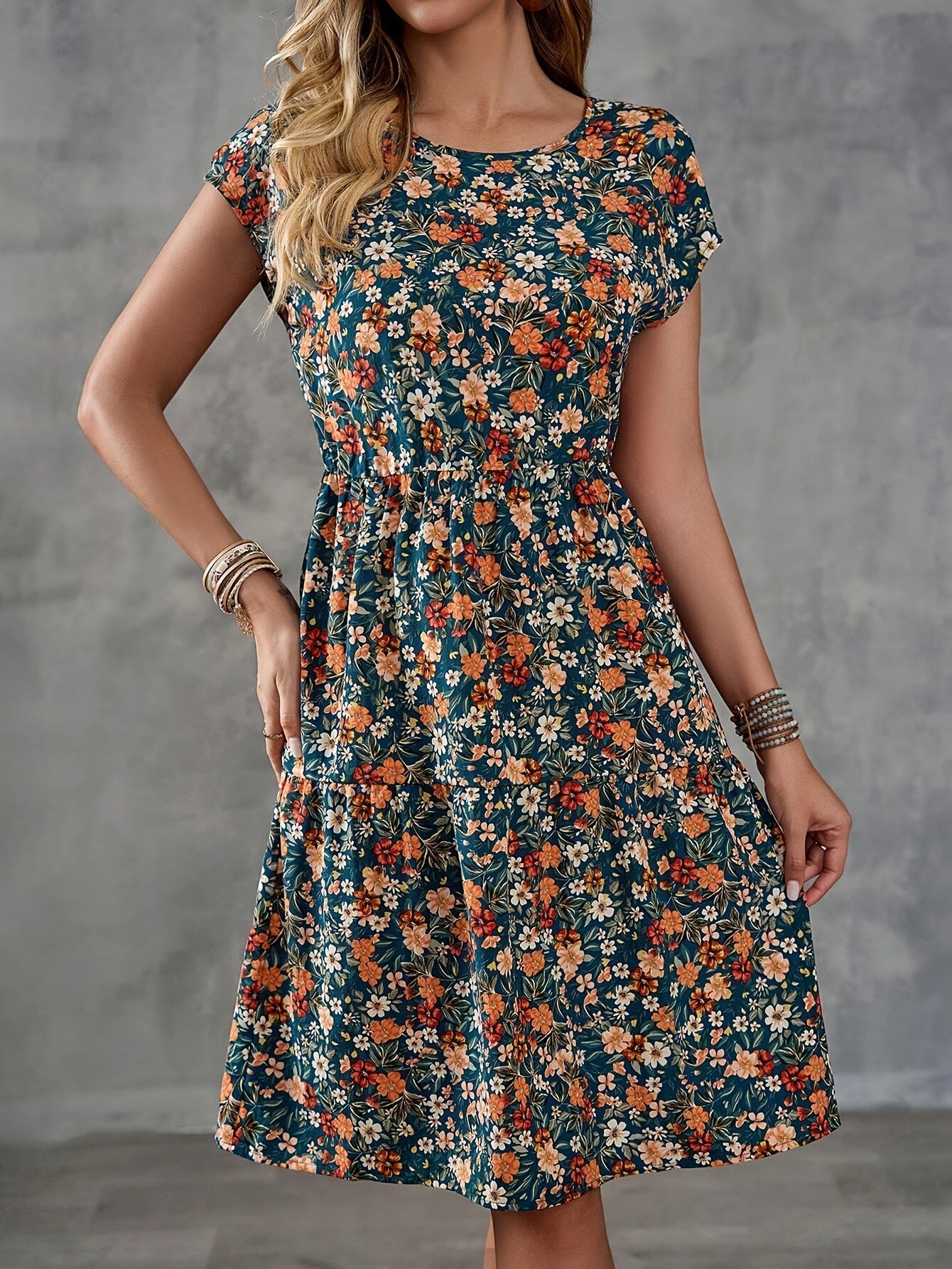 Damen Sommerkleid im Blumenmuster – Freizeit & Urlaub, Knielang, Kurzarm