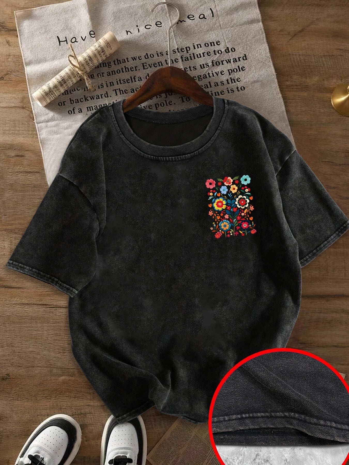 Damen T-Shirt mit Blumenstickerei und Vintage-Look – Freizeit & Alltagsstil