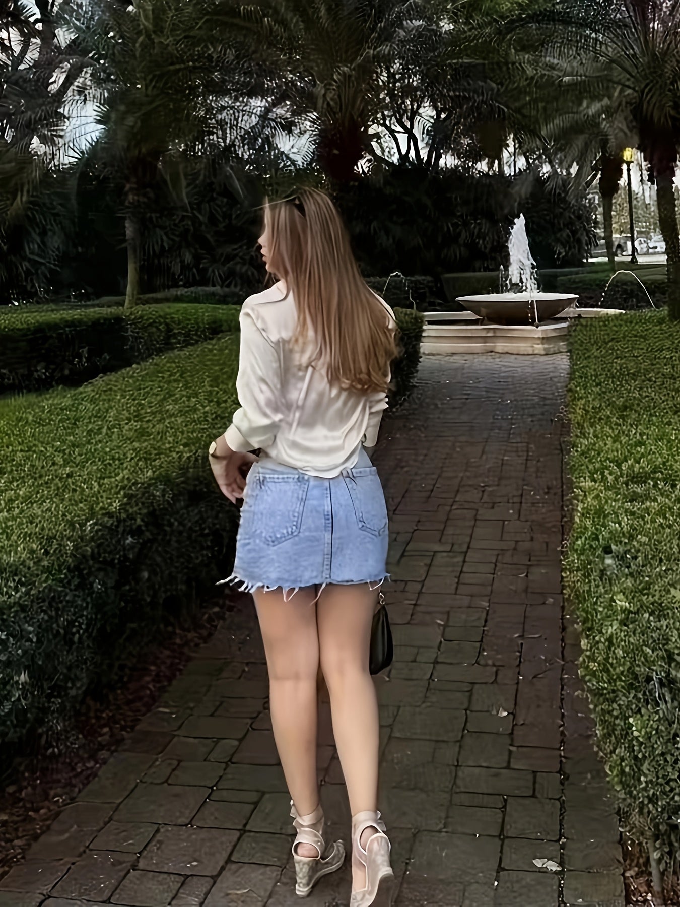 Damen Eleganter Streetstyle Jeansrock mit Satinbluse – Perfekt für Alltag & Freizeit
