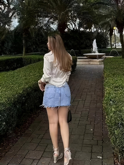 Damen Eleganter Streetstyle Jeansrock mit Satinbluse – Perfekt für Alltag & Freizeit