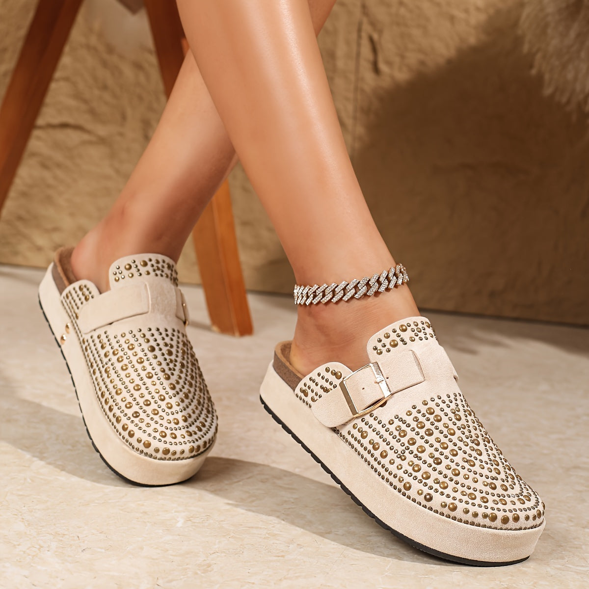 Damen Plateau Clogs mit Nieten – Modische Slip-On Schuhe für Alltag und Freizeit