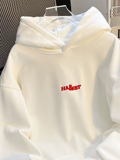 Weißer Hoodie mit rotem Schriftzug und Motiv