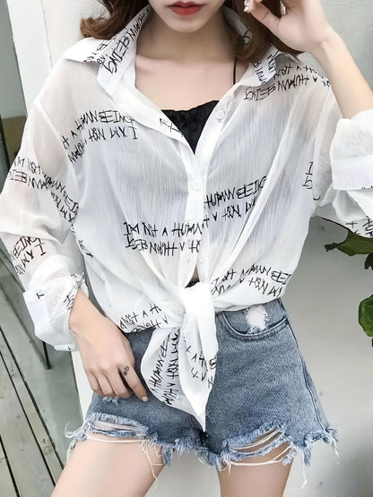 Damen Oversize Hemd mit Zeitungsdruck und High-Waist Denim Shorts – Modisches Freizeit-Outfit