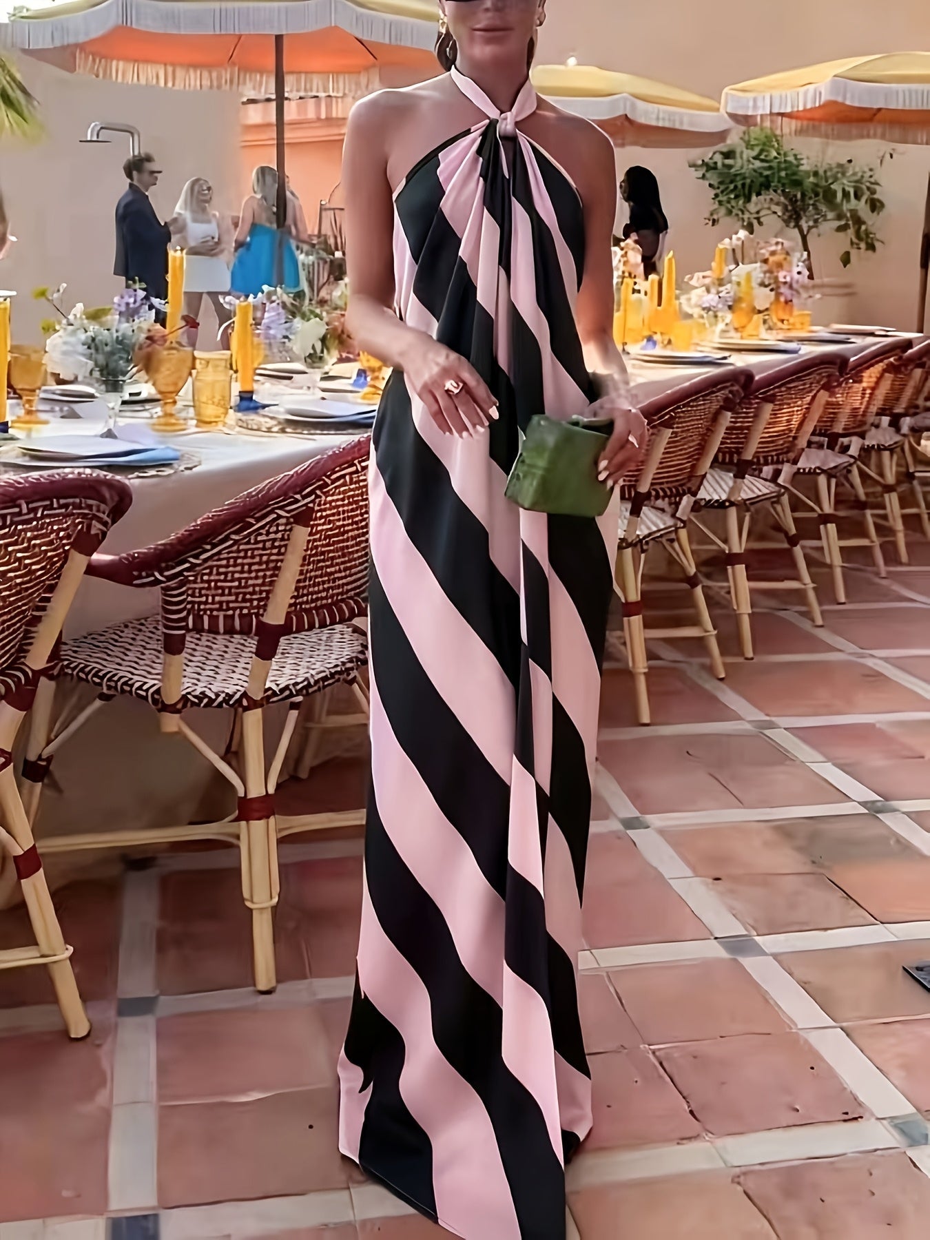 Damen Maxikleid mit Neckholder und Streifenmuster – Elegantes Sommerkleid für Feste und Gartenpartys