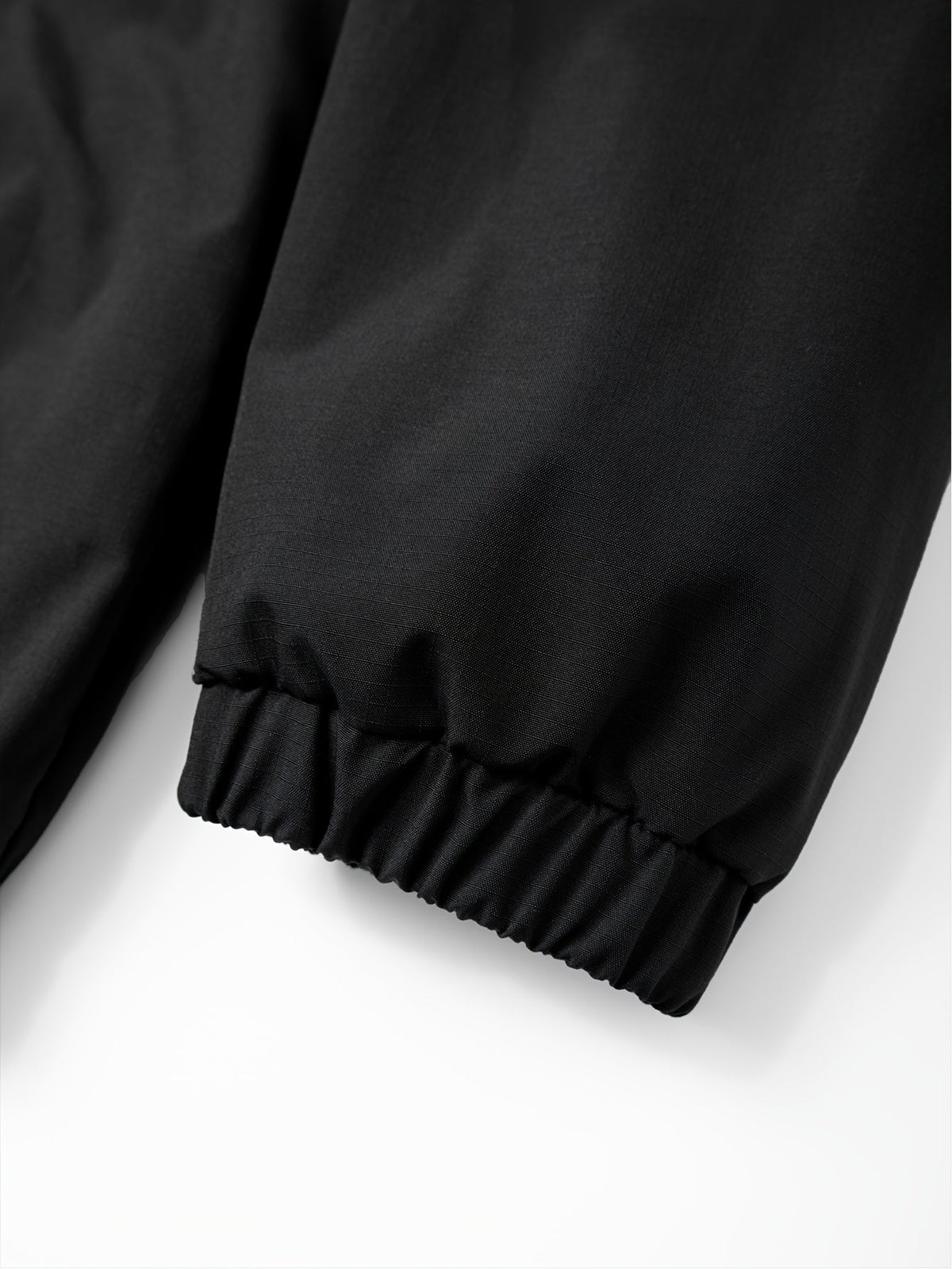 Schwarze Kapuzenjacke mit Halbreißverschluss und Bauchtasche
