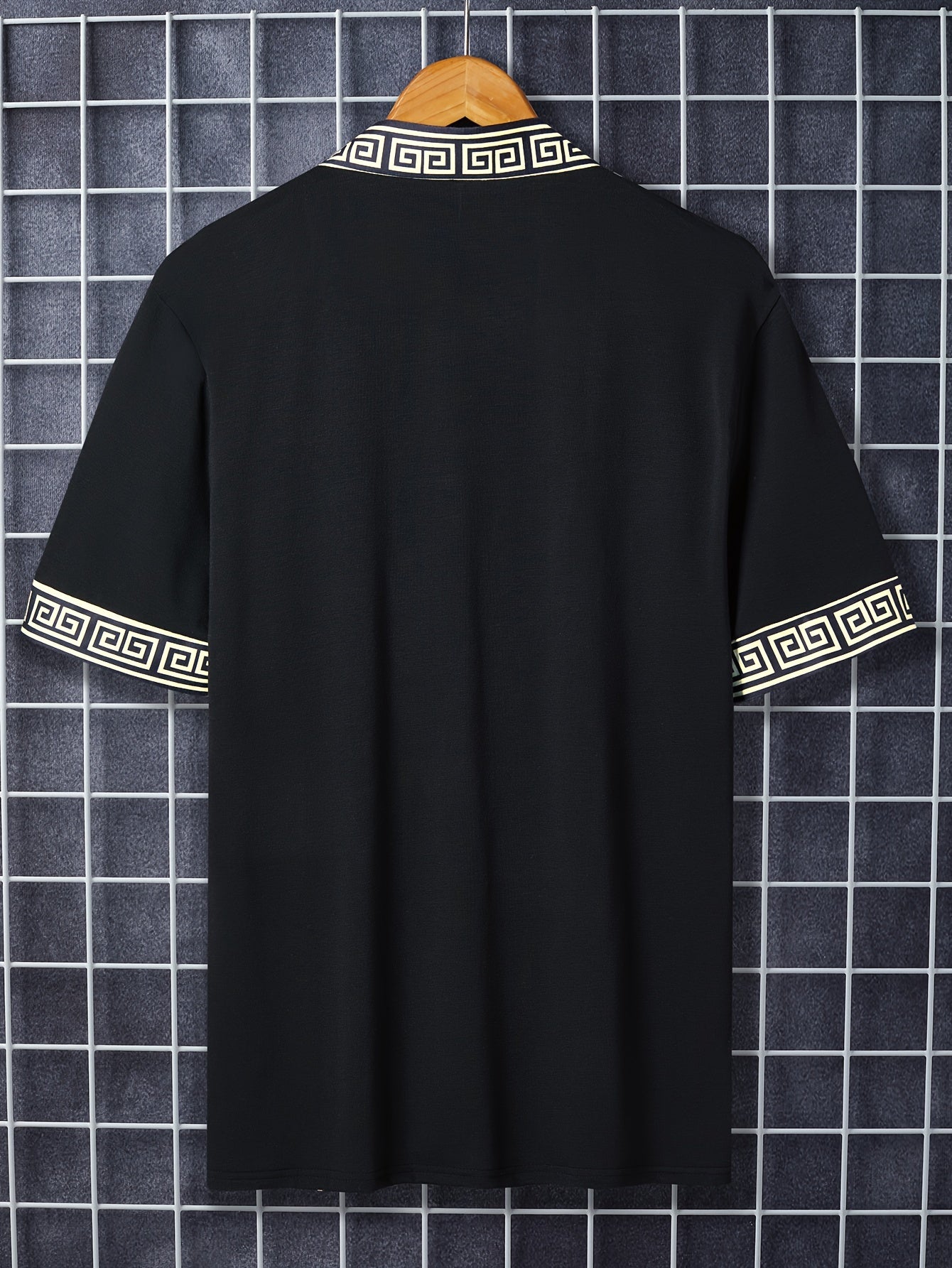 Herren Kurzarmshirt mit tiefem Ausschnitt und geometrischem Muster – Eleganter Freizeit- und Ausgehstil