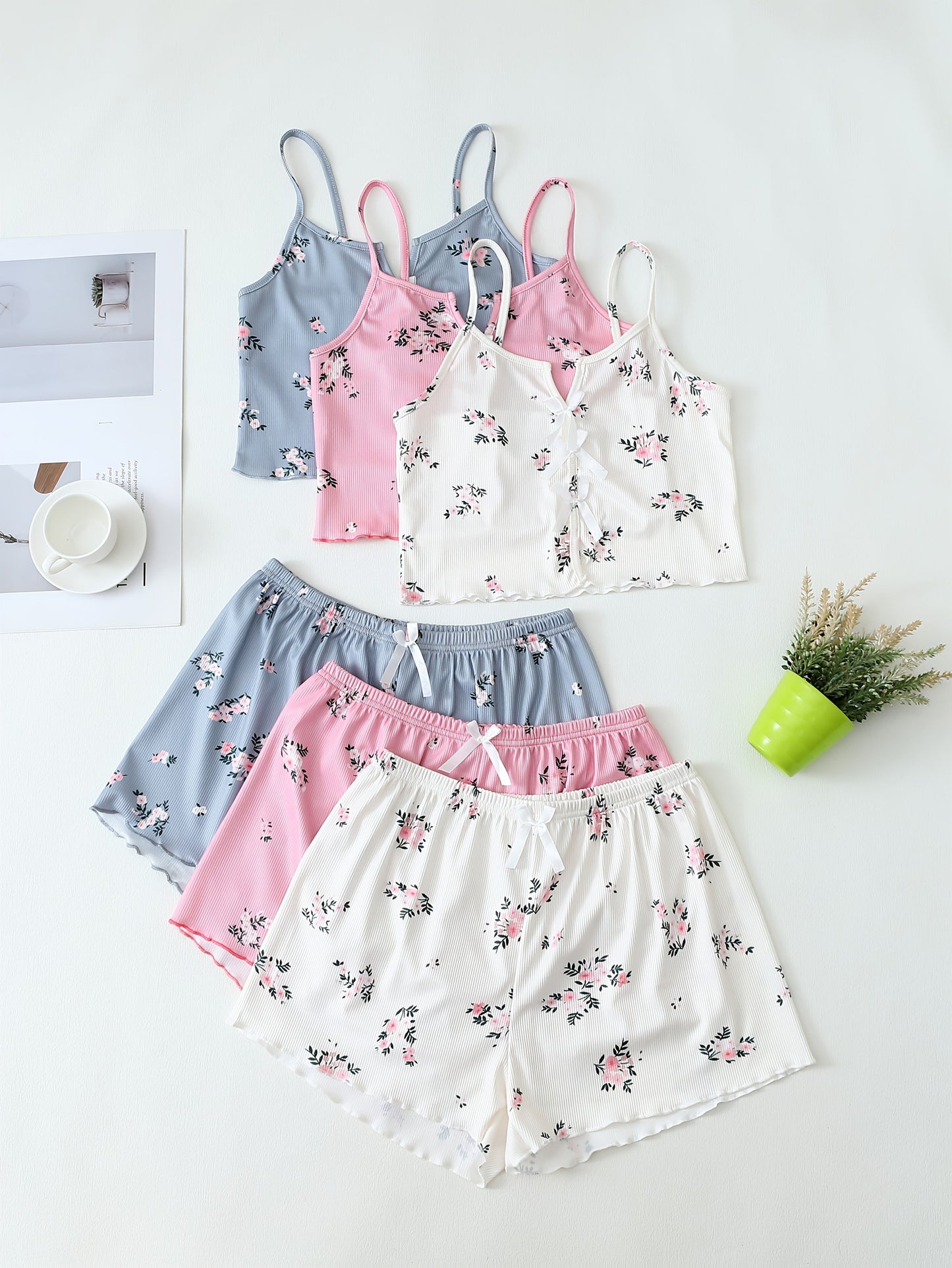 Damen Pyjama Set mit Blumenmuster – 3-teiliges Sommer Schlafanzug Set mit Shorts und Träger-Top, für entspannte Nächte