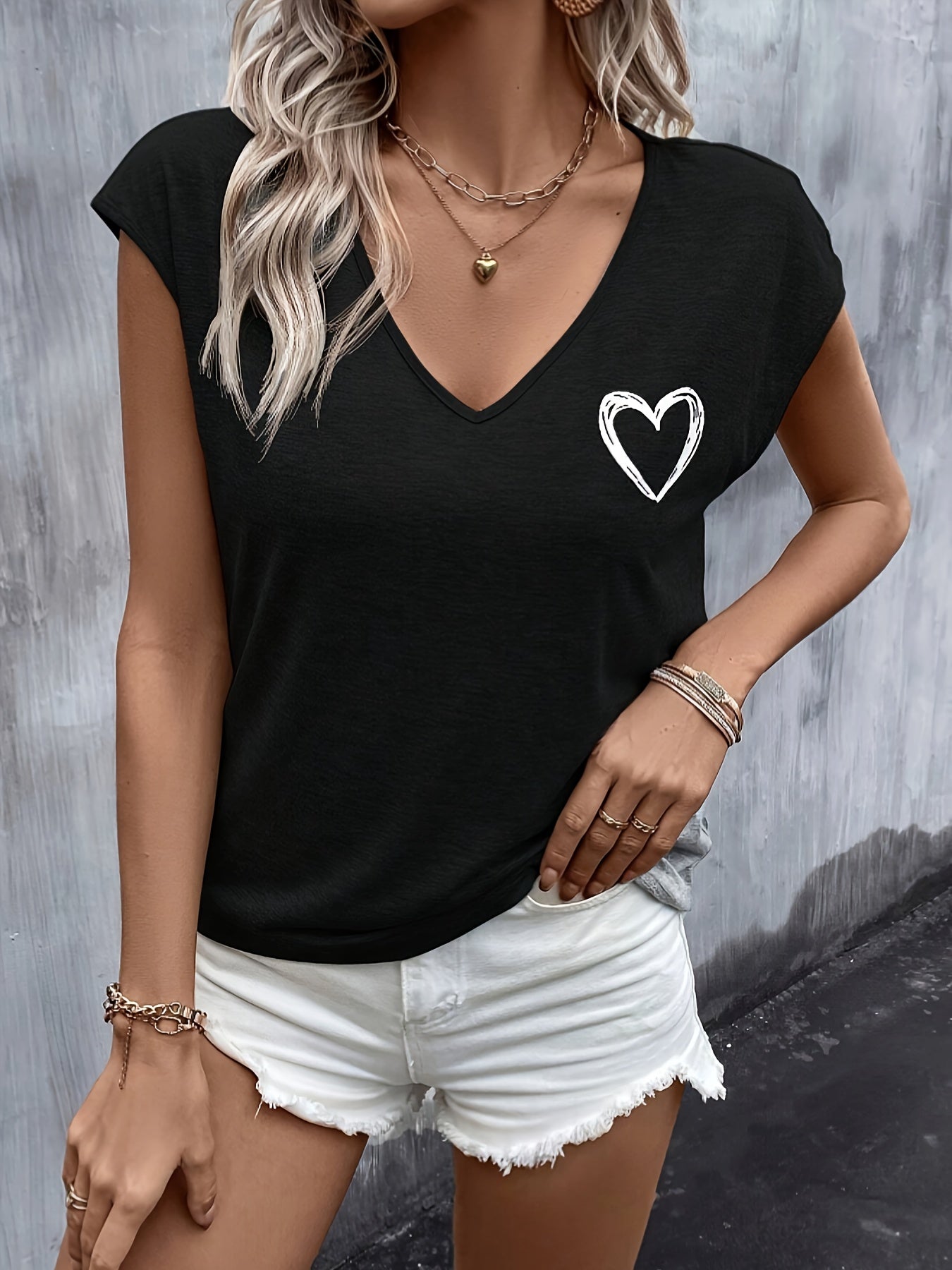 Damen T-Shirt mit Herz-Print und V-Ausschnitt – Lässige Sommermode, ideal für Alltag und Freizeit
