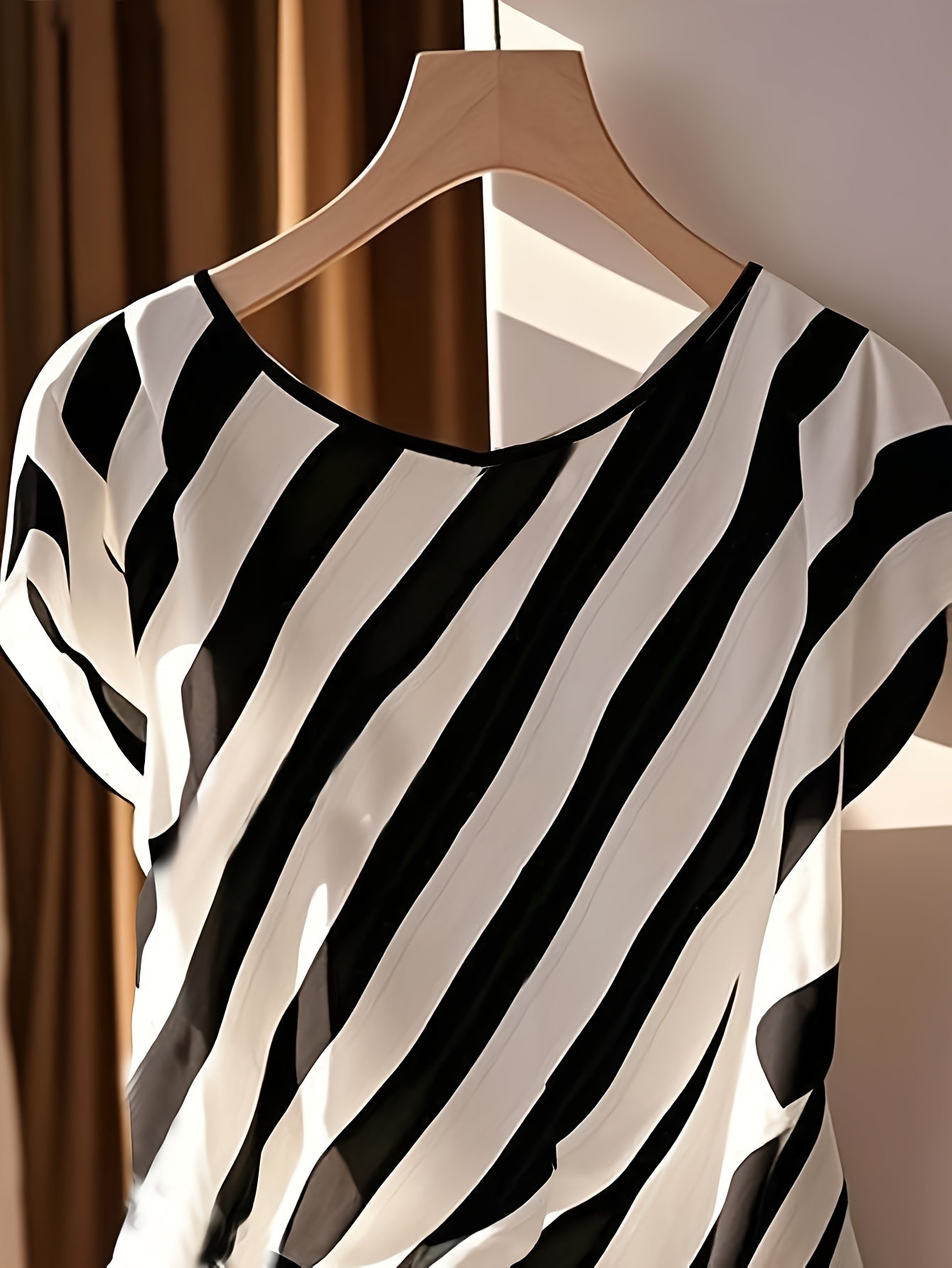 Damen Bluse mit Boho-Muster und asymmetrischem Knoten – Lässiger Sommer-Style