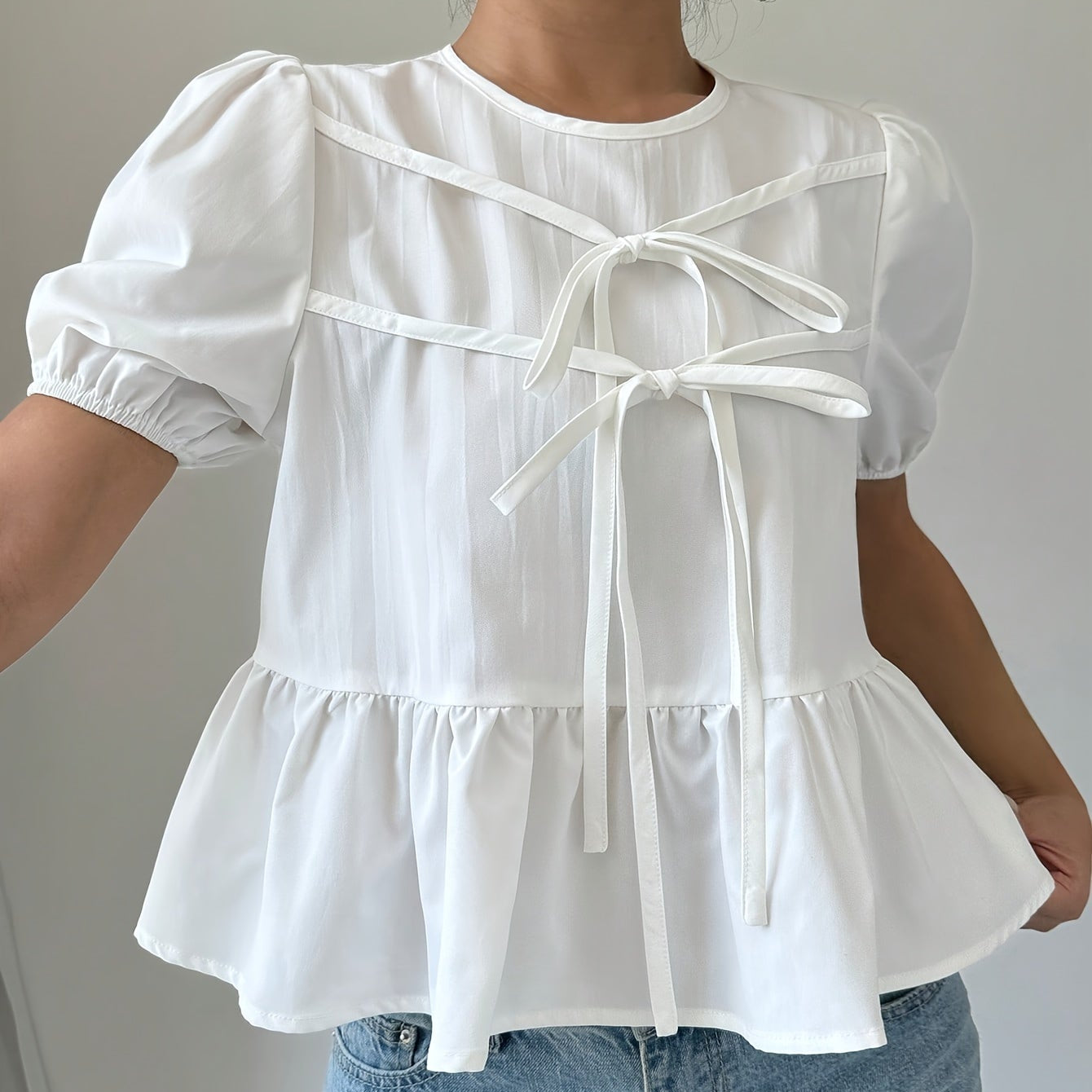 Damen Peplum-Bluse mit Puffärmeln und Schleifen – Verspielter, femininer Look für Freizeit und Alltag