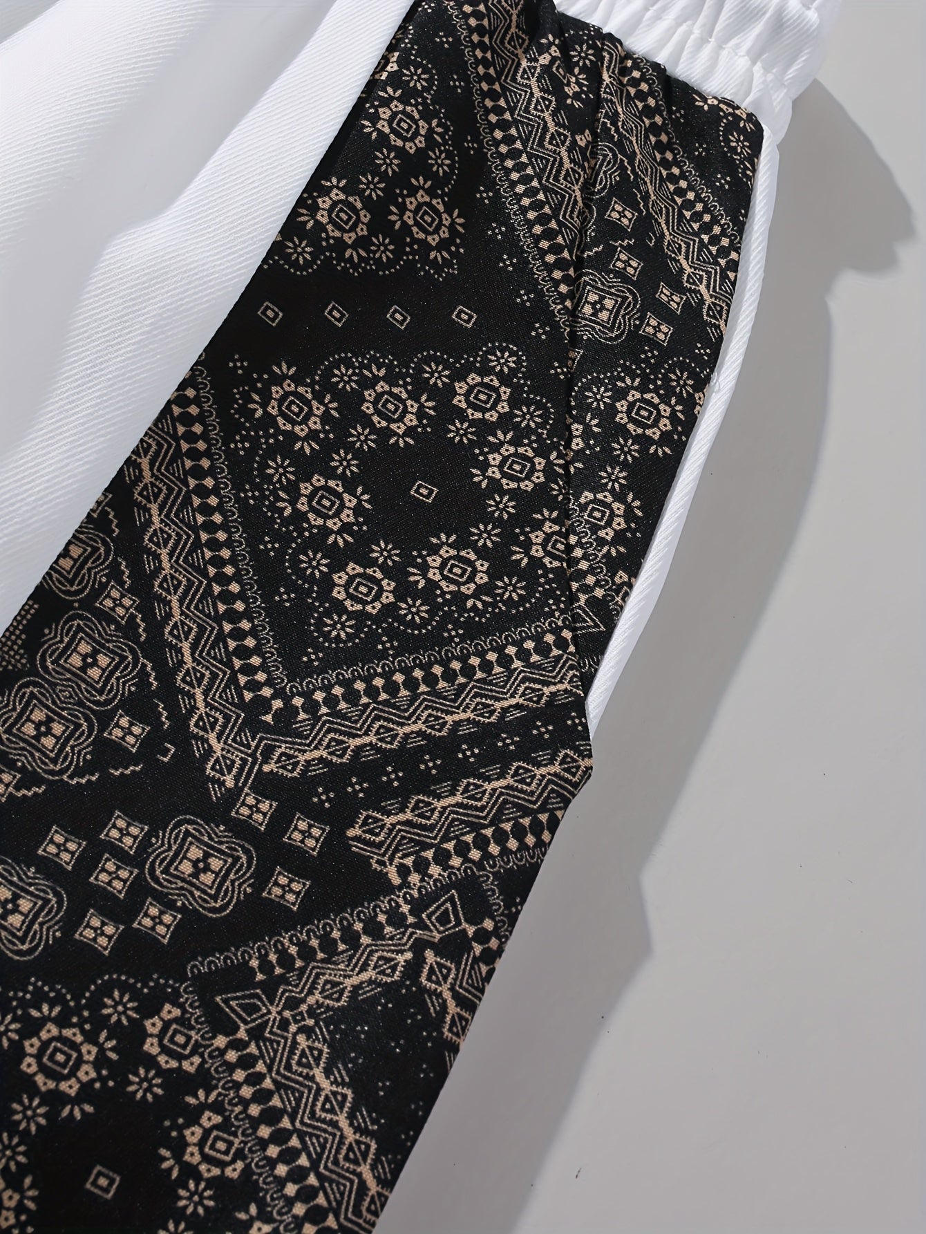 Herren Streetwear Shorts mit Ornamentmuster und grafischen Seiteneinsätzen – Modern Freizeit