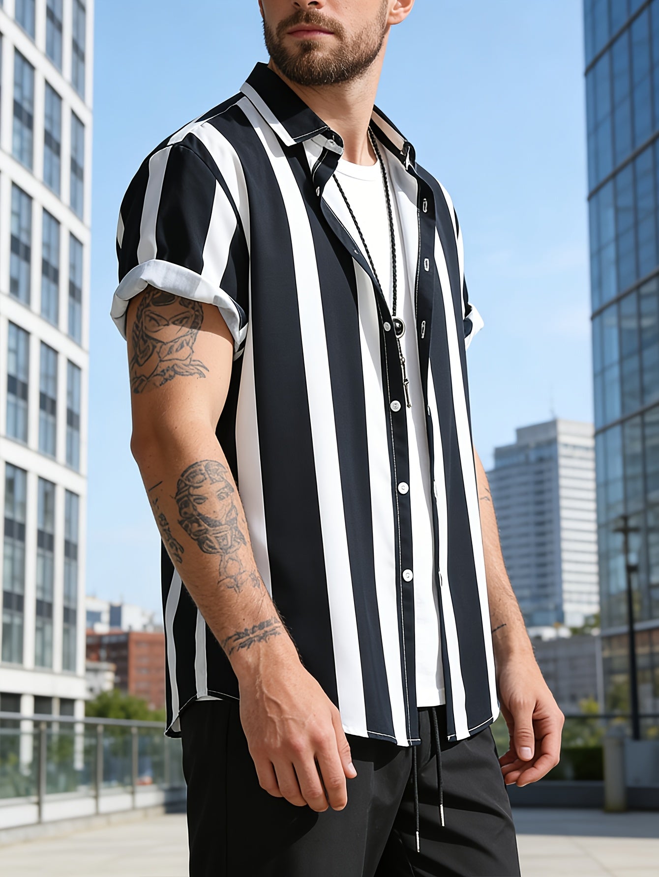 Herren Kurzarmhemd im modernen Streifen-Design – Lässiger Streetstyle für Alltag und Freizeit