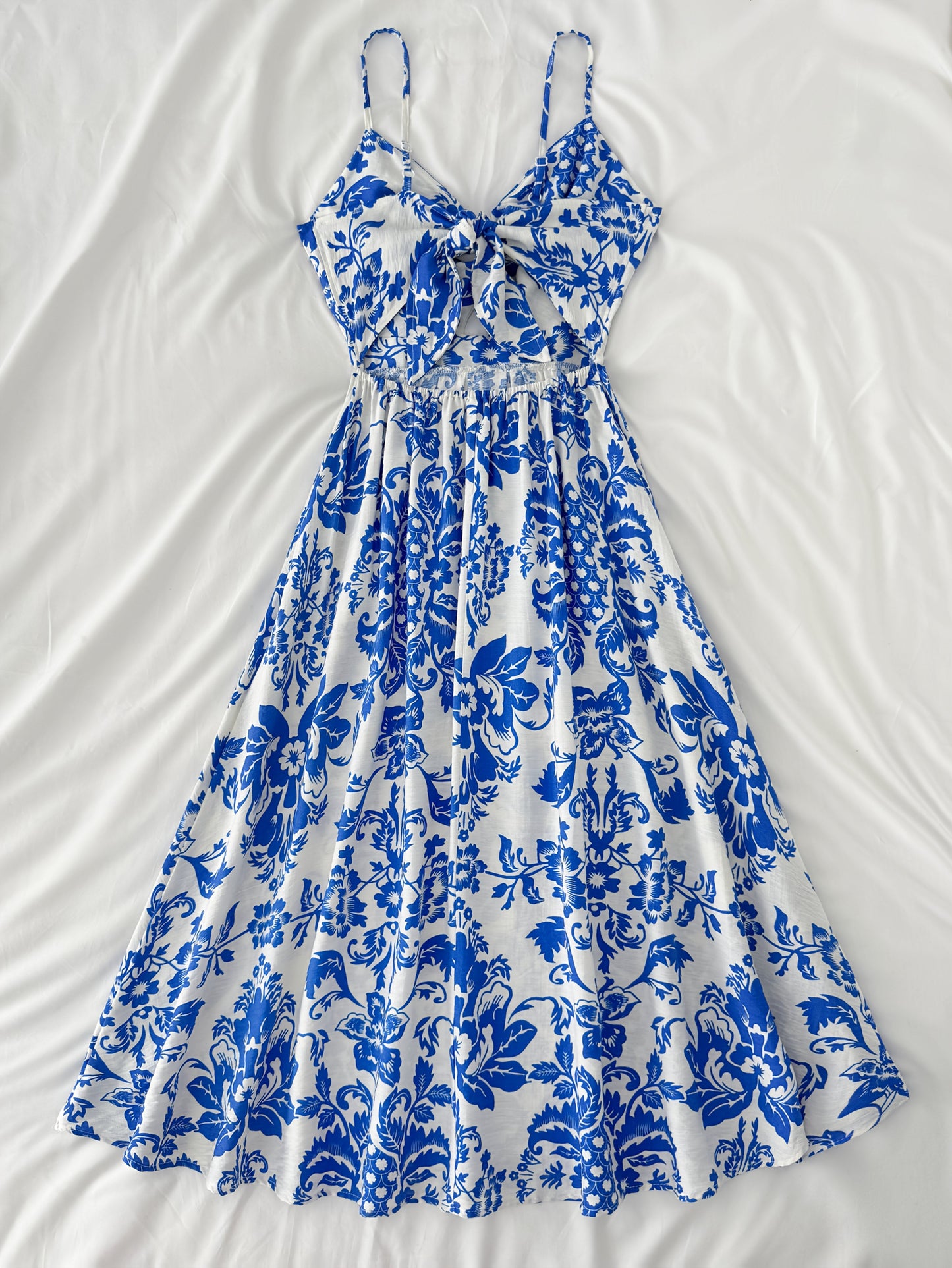 Damen Midikleid mit floraler Musterung und Cut-Out – Femininer Sommerstil für Freizeit und Events