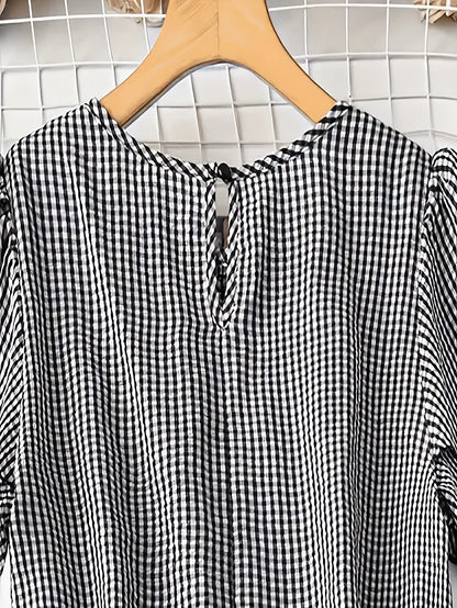 Damen Casual Bluse mit Karomuster und Jeansshorts – Stilvolles Sommer-Outfit für Garten und Freizeit