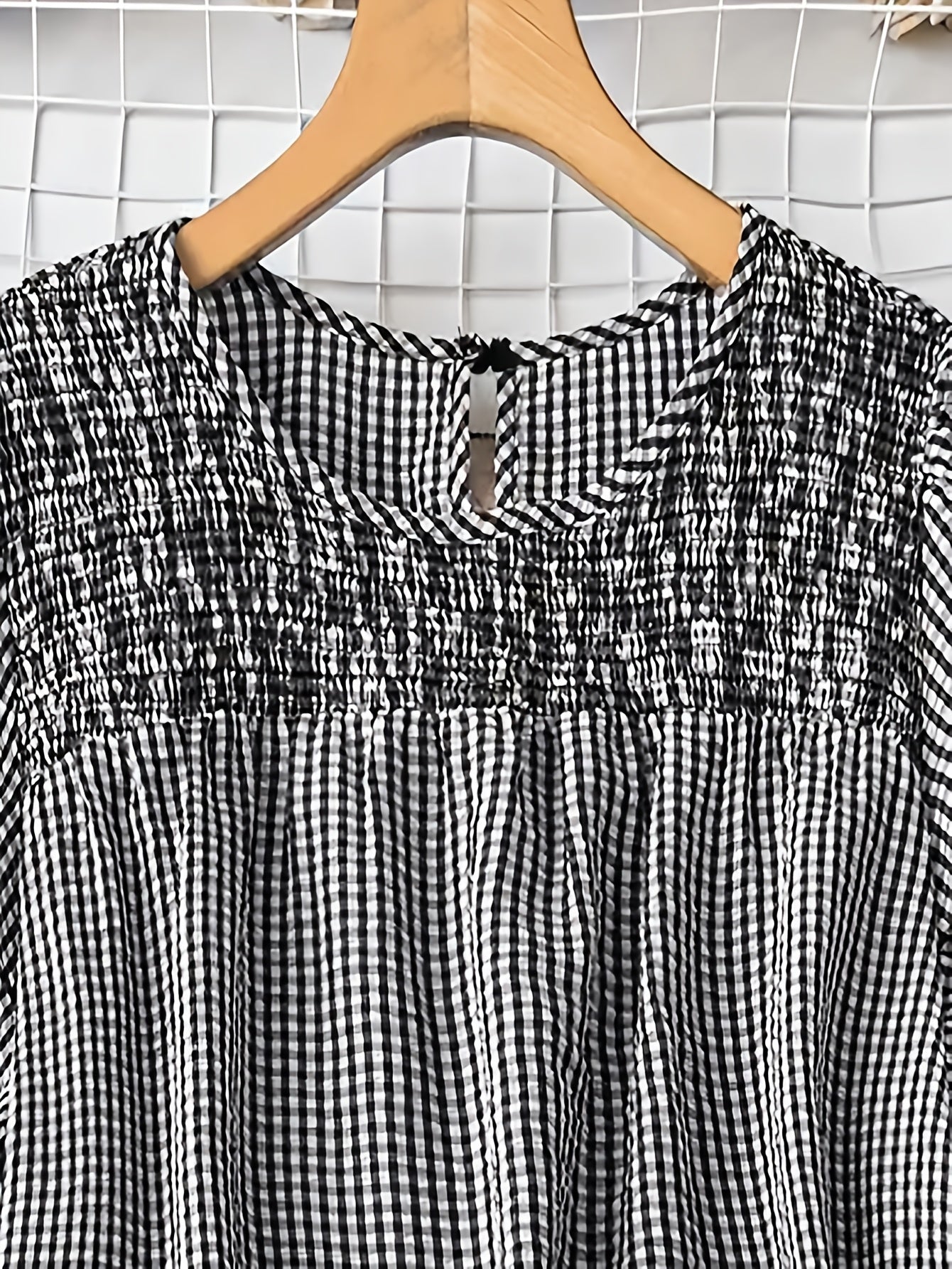 Damen Casual Bluse mit Karomuster und Jeansshorts – Stilvolles Sommer-Outfit für Garten und Freizeit