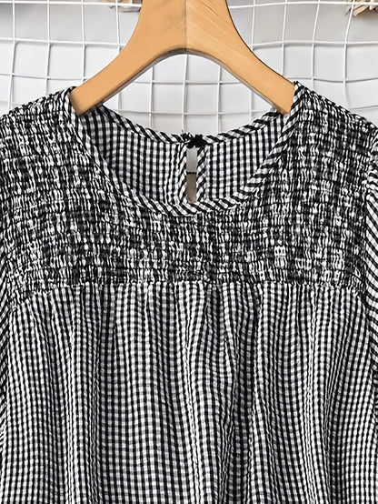 Damen Casual Bluse mit Karomuster und Jeansshorts – Stilvolles Sommer-Outfit für Garten und Freizeit