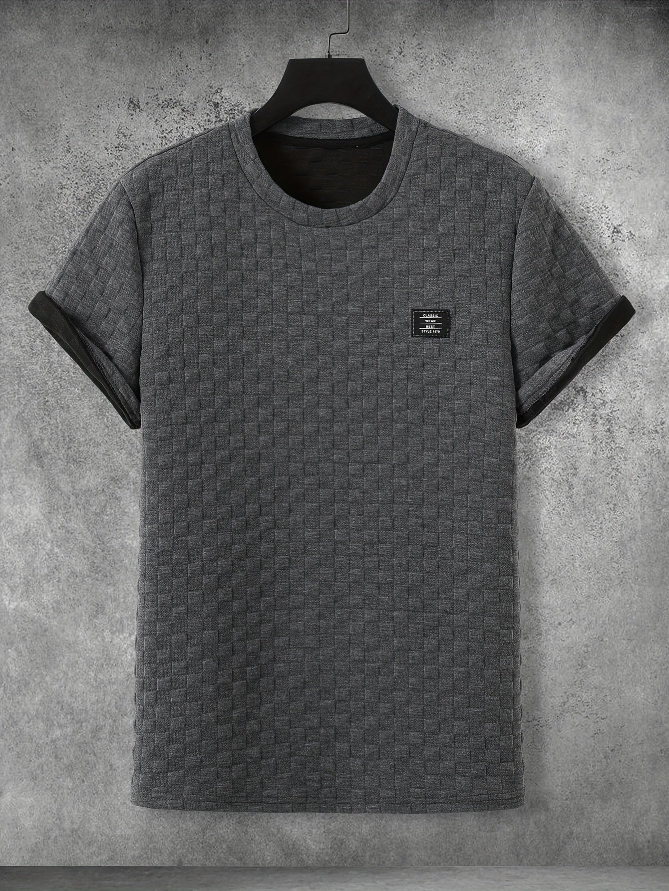 Herren T-Shirt mit Strukturmuster und modernem Patch – Freizeit & Urban Style