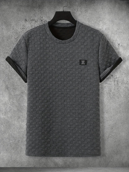 Herren T-Shirt mit Strukturmuster und modernem Patch – Freizeit & Urban Style