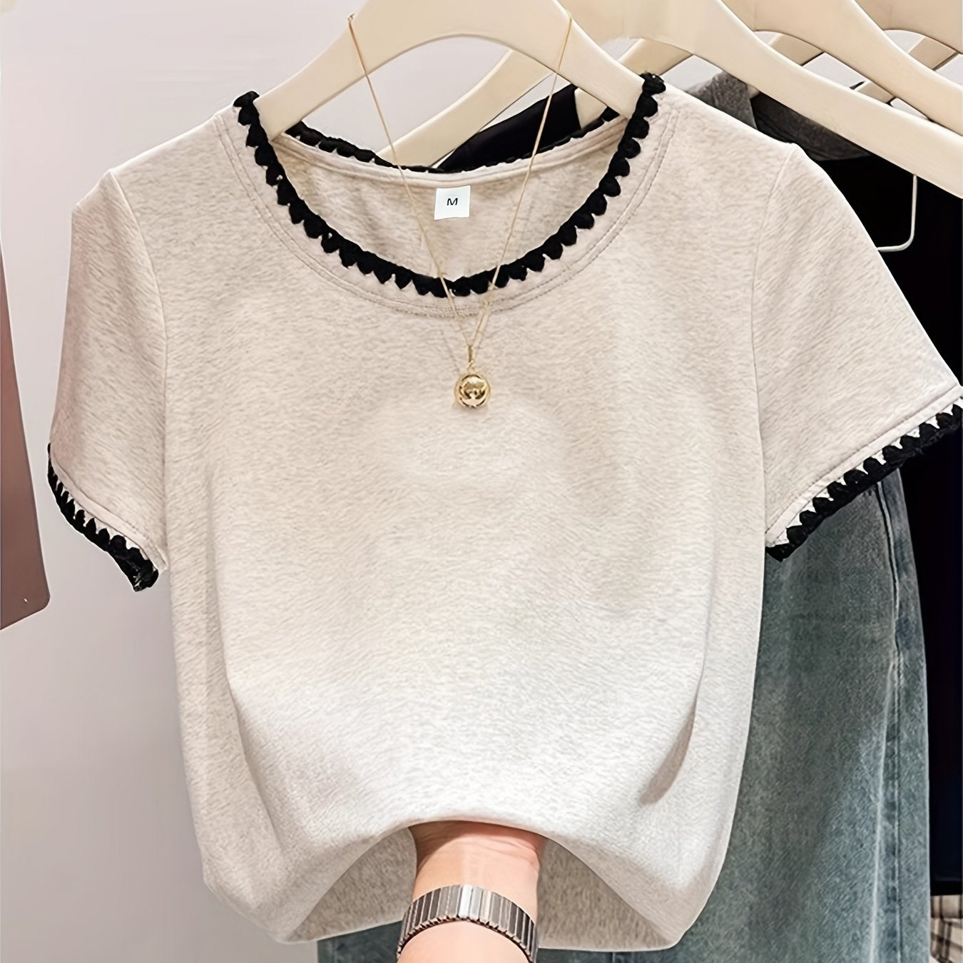 Damen Bluse mit Wellensaum und elegantem Rundhalsausschnitt – Stilvolle Alltags- und Bürobluse
