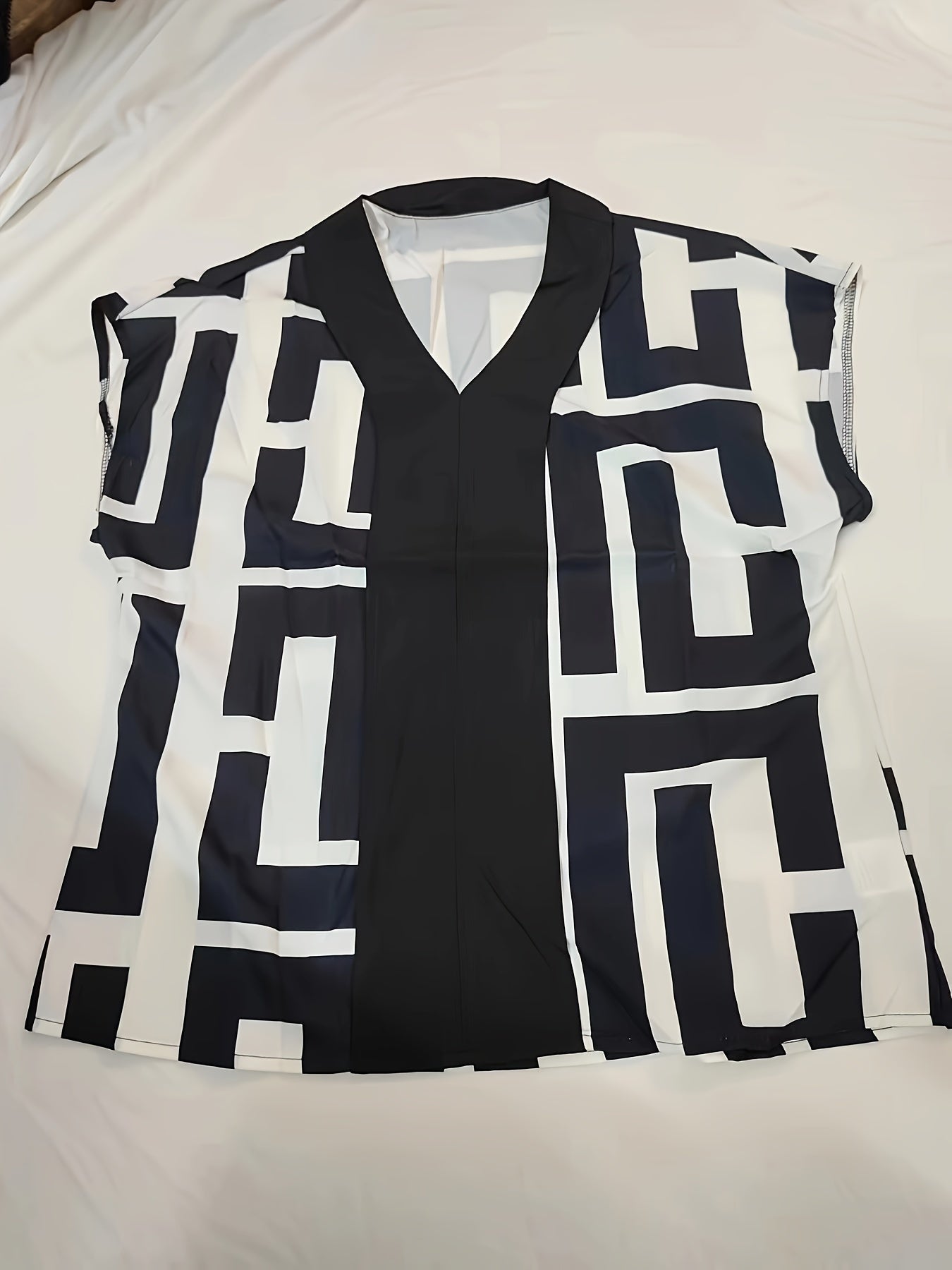 Damen Bluse mit grafischem Muster und V-Ausschnitt – Elegant für Büro und Freizeit
