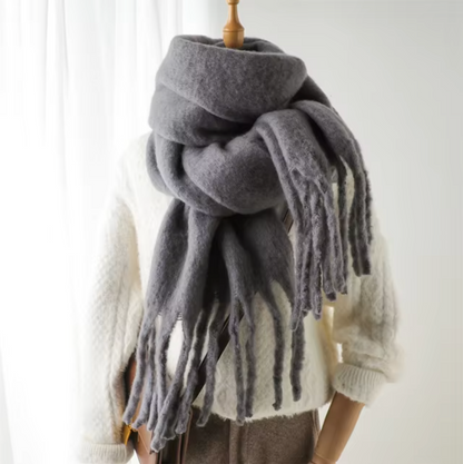 Weicher Winterschal mit Fransen und Zopfmuster-Finish