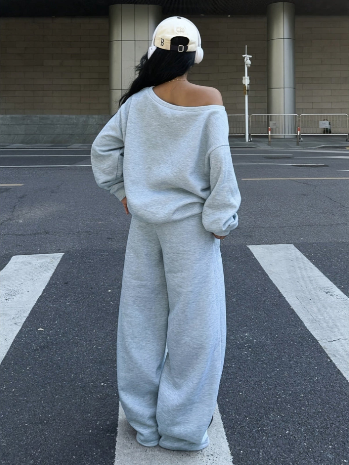 Damen Loungewear Set Grau Off-Shoulder Sweatshirt & Weite Hose NYC Print